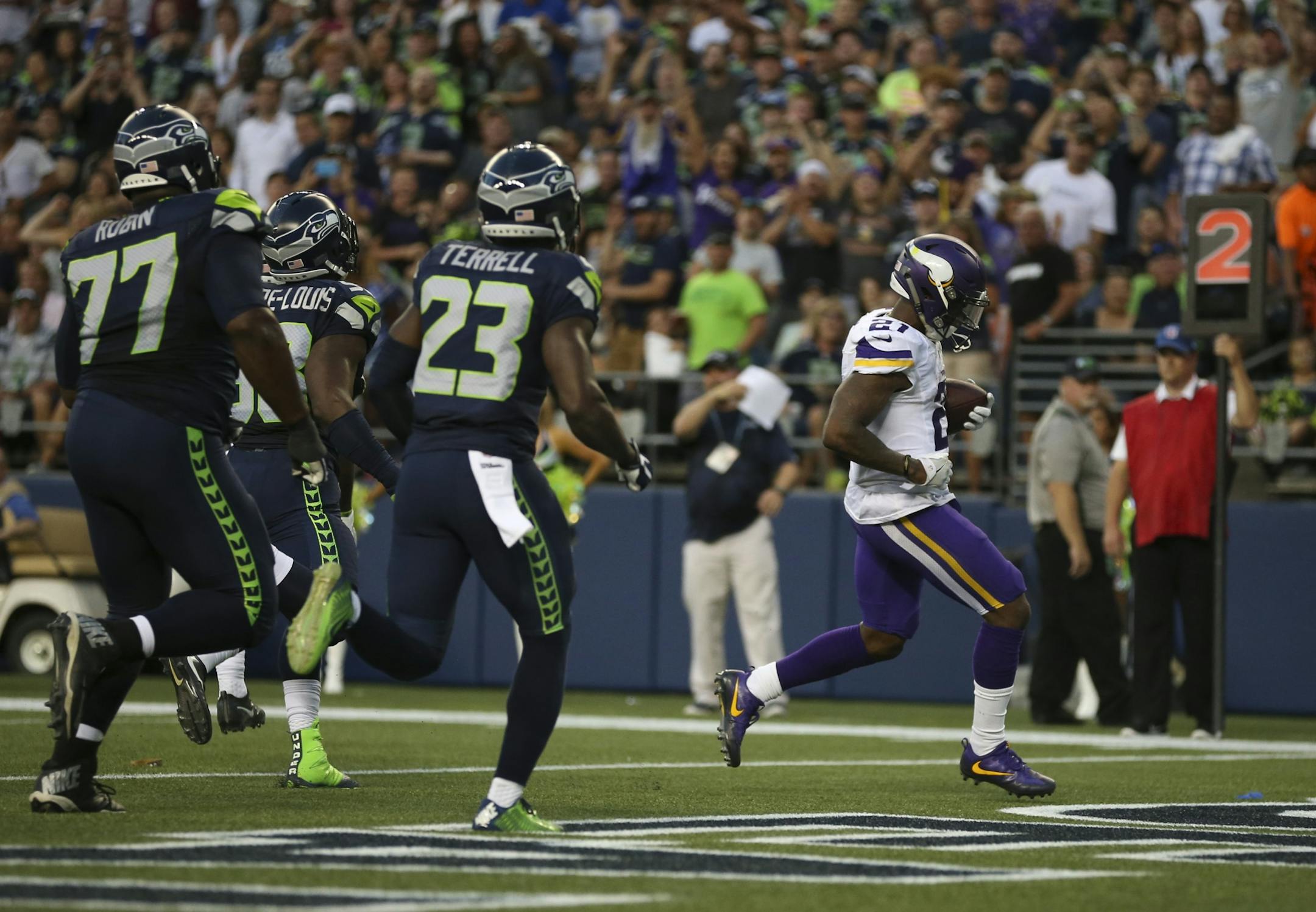Vikings running back Jerick McKinnon (21) strolled into endzone after a run from the one yard line in the second quarter Thursday night.