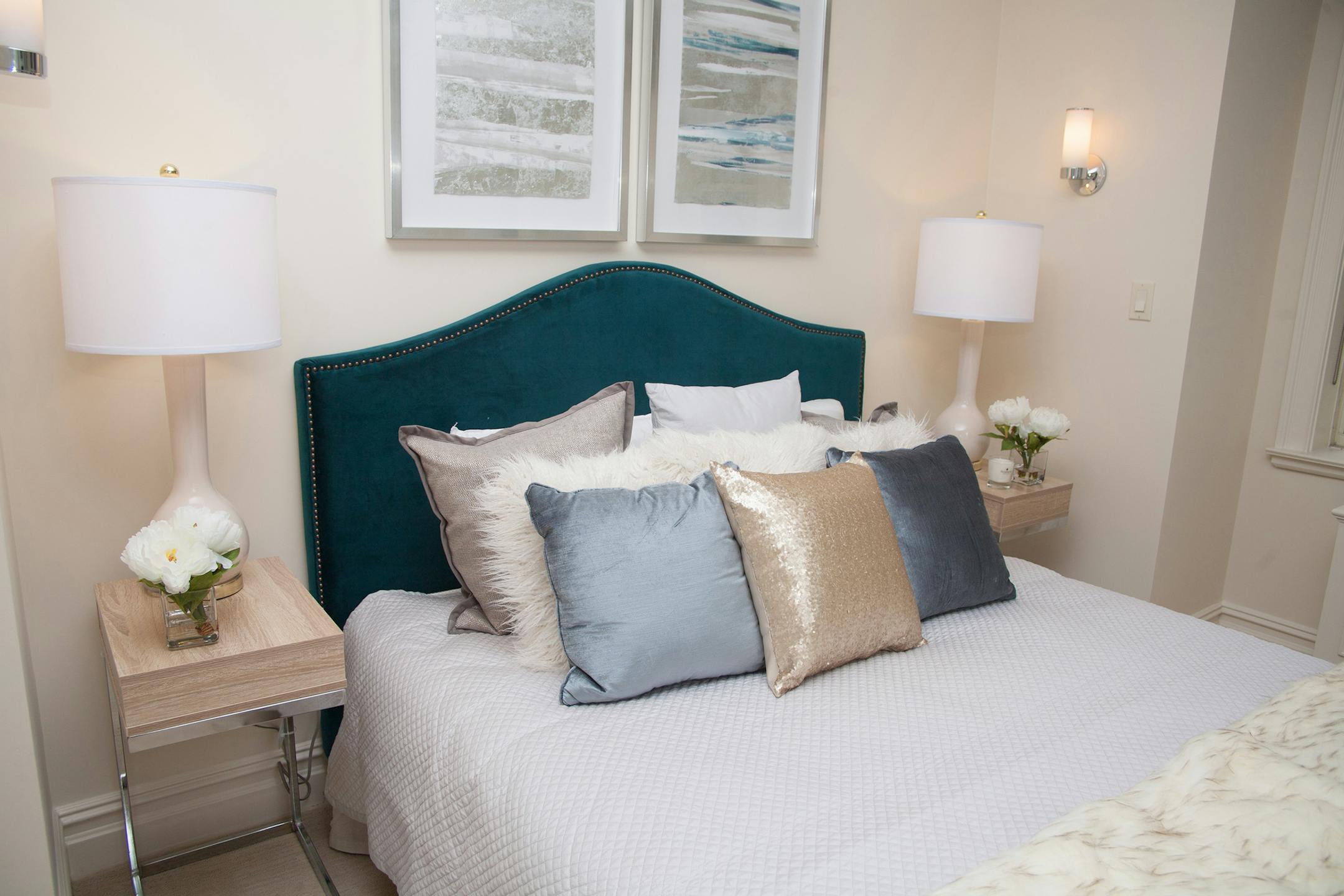 A blue velvet, nail-studded headboard makes a statement in this bedroom. (Hannah Rokes/Design Recipes) ORG XMIT: 1211003