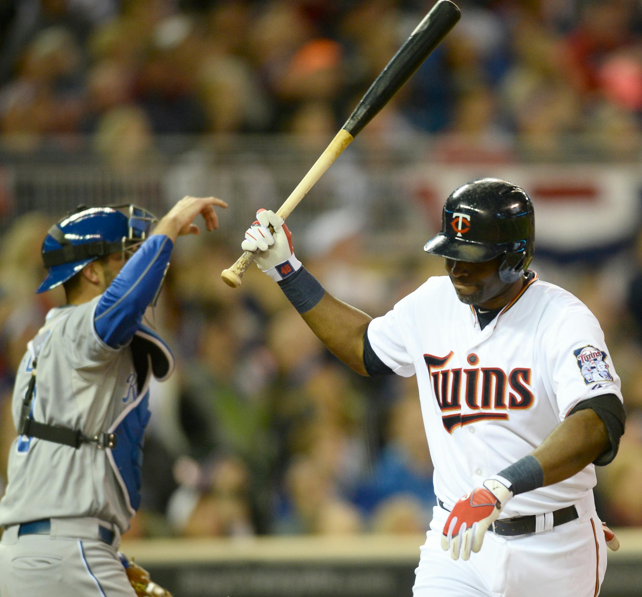 Minnesota Twins right fielder Torii Hunter (48) hit his bat into the ground after popping out to Kansas City Royals shortstop Alcides Escobar (2) in the bottom of the second. ] Aaron Lavinsky • aaron.lavinsky@startribune.com The Minnesota Twins play the Kansas City Royals on Friday, Oct. 2, 2015 at Target Field in Minneapolis, Minn.
