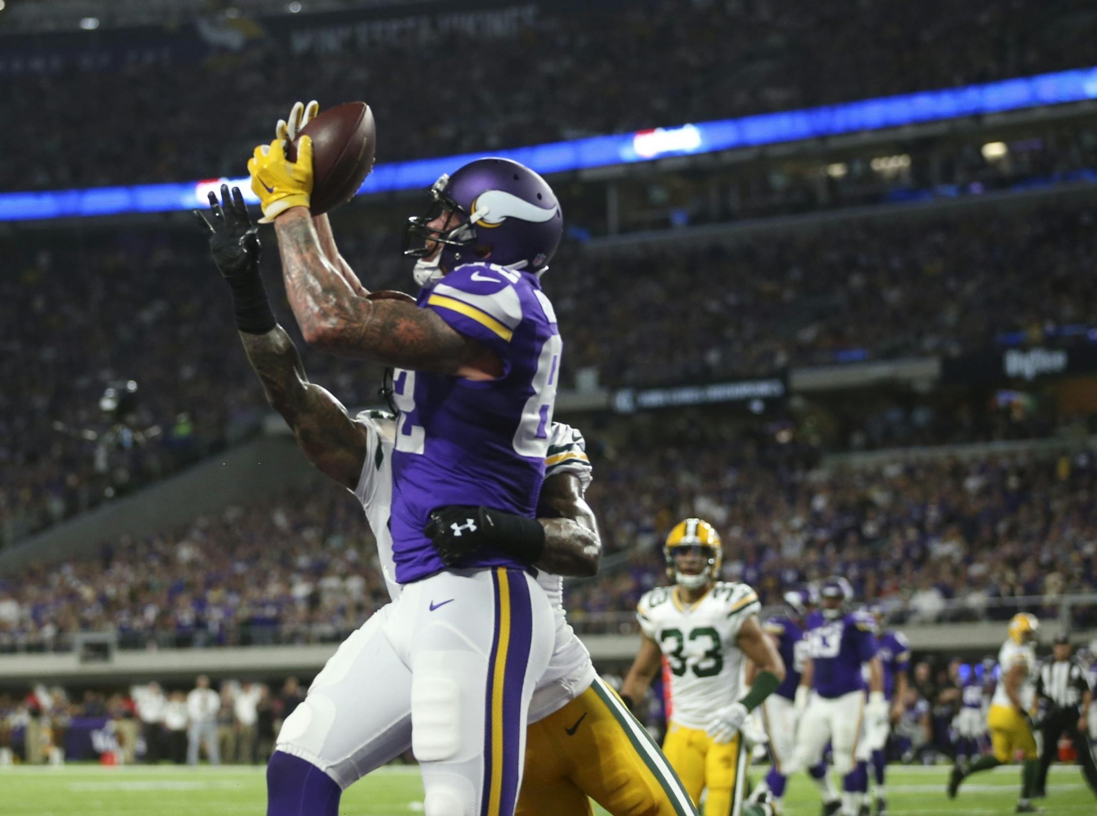 Vikings tight end Kyle Rudolph (82) caught an eight yard touchdown pass from Vikings quarterback Sam Bradford in the first quarter for the first Vikings touchdown of the game.