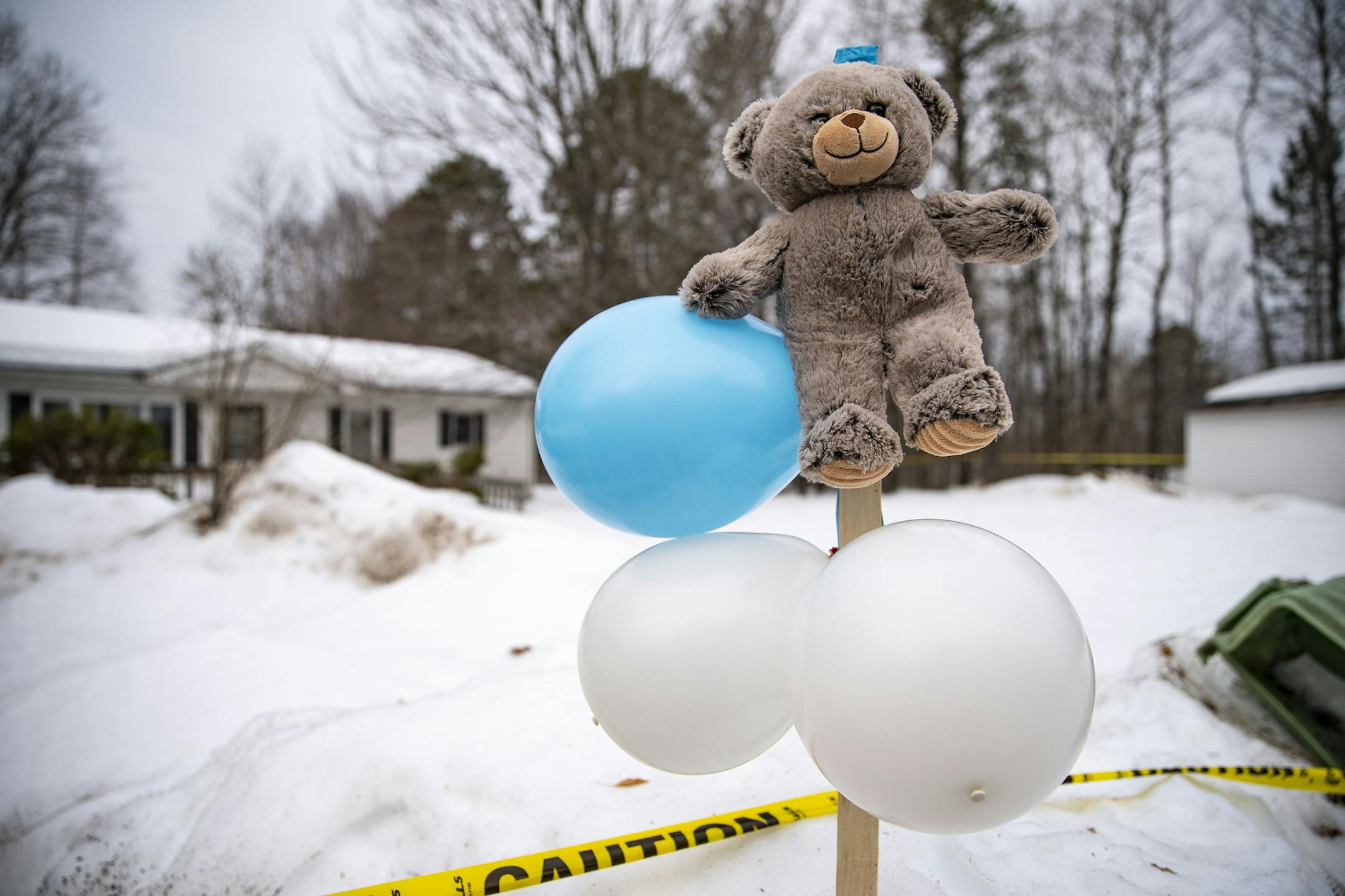 A teddy bear and a trio of balloons were stuck in the snow in front of the house where Jackie DeFoe and her toddler were found killed in March. ALEX KORMANN • alex.kormann@startribune.com