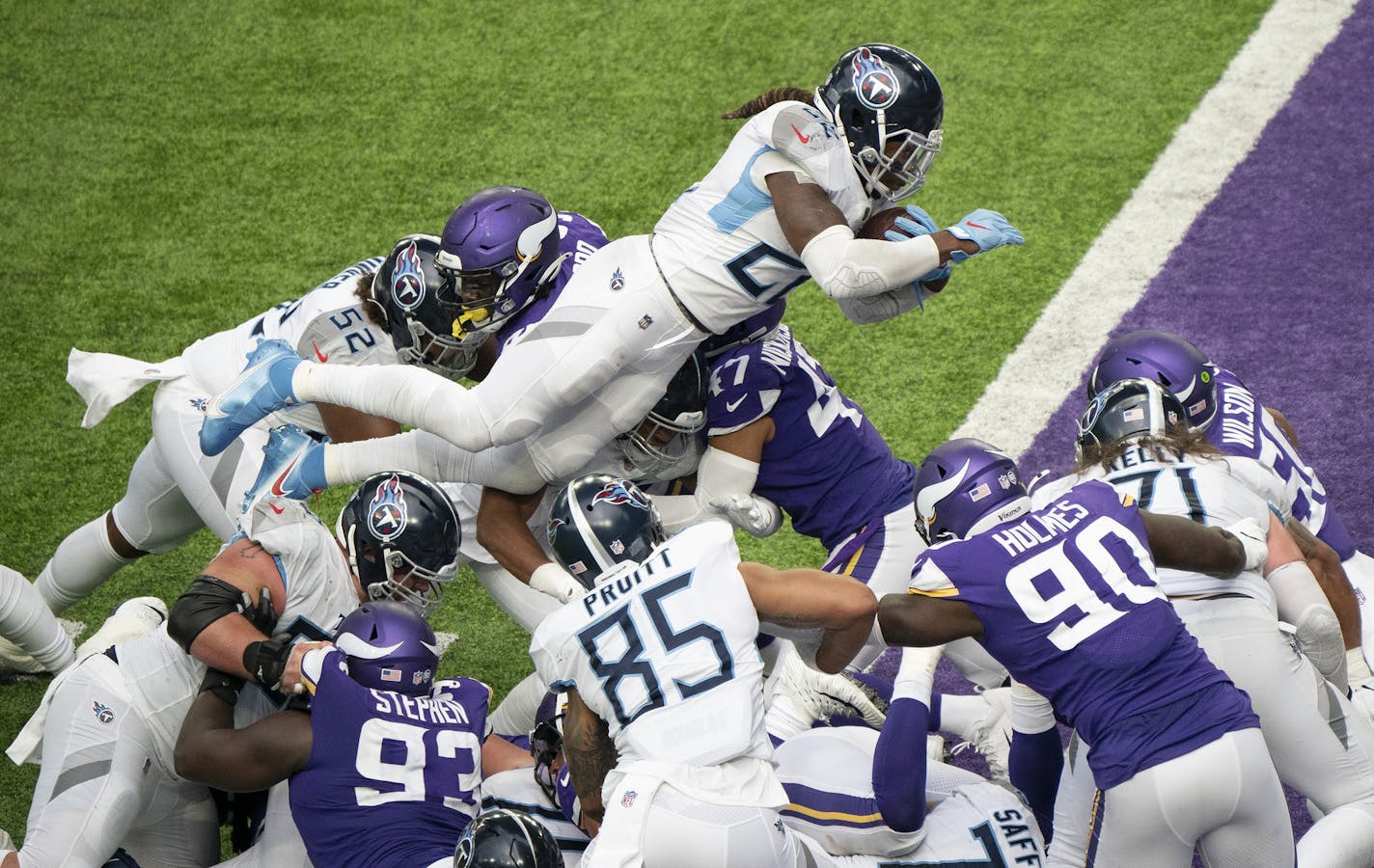 Tennessee Titans running back Derrick Henry (22) dove on the top for a one yard touchdown in the third quater.] Jerry Holt •Jerry.Holt@startribune.com The Minnesota Vikings hosted the Tennessee Titans at U.S. Bank Stadium Sunday September 27,2020 in Minneapolis,MN.