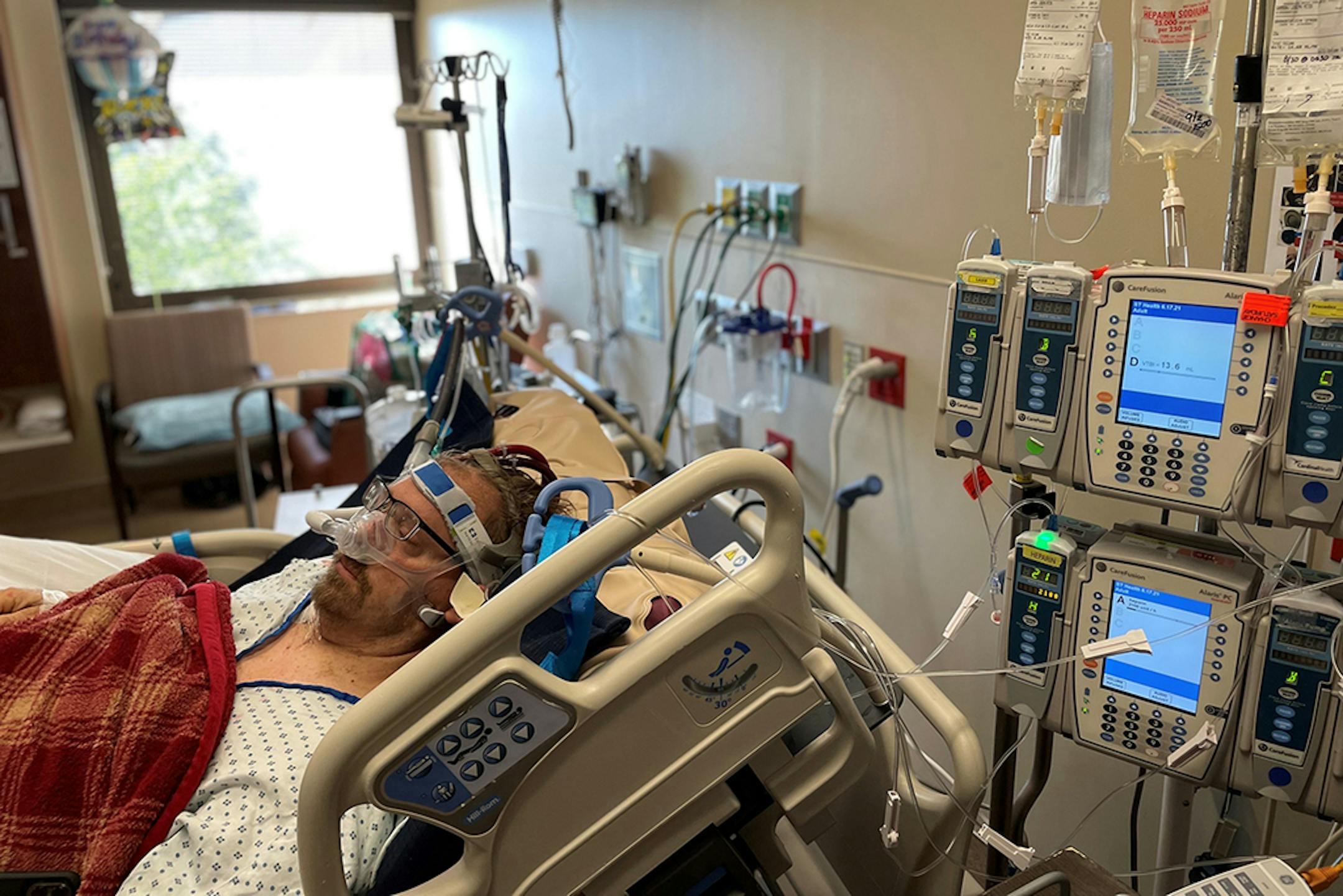 Truck driver Joe Gammon has been receiving ECMO therapy at Ascension Saint Thomas Hospital in Nashville, Tennessee, since mid-August, allowing his blood to be oxygenated by a machine by his bed. The life support is giving his lungs time to heal from COVID-19, which he contracted in July. He now encourages others to get vaccinated. (Blake Farmer/Kaiser Health News/TNS) ORG XMIT: 27115046W