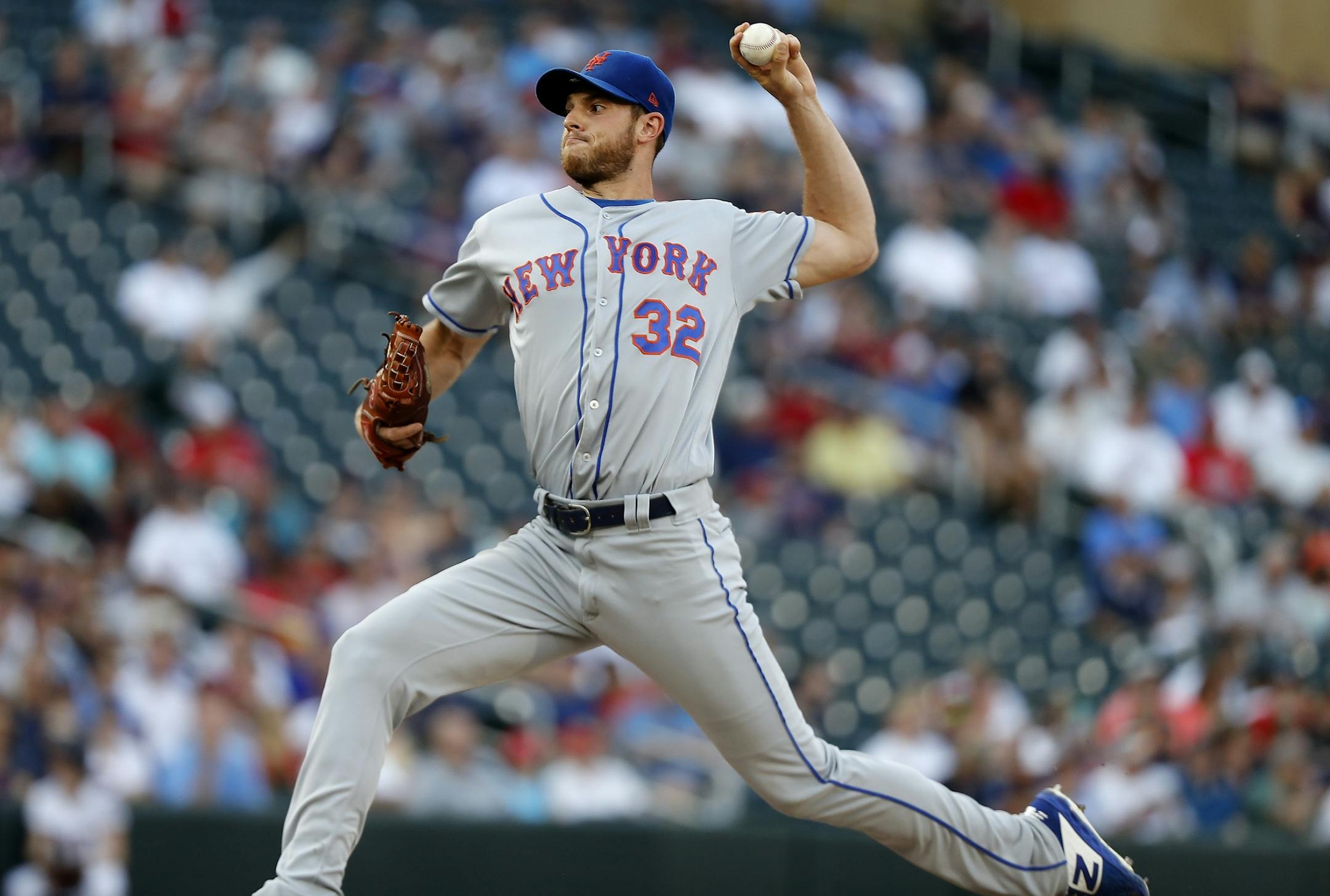 New York Mets starting pitcher Steven Matz (32) pitches in the first inning.
