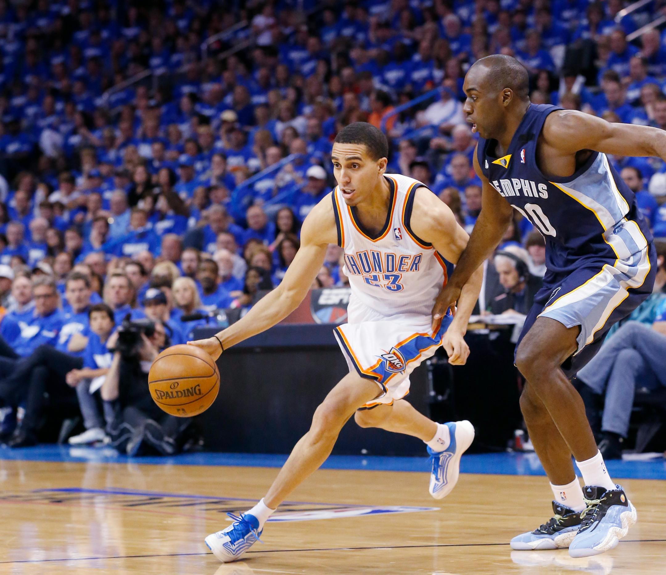 Kevin Martin, driving around Memphis forward Darrell Arthur while playing for Oklahoma City last season, signed with the Wolves and will be reunited with coach Rick Adelman.