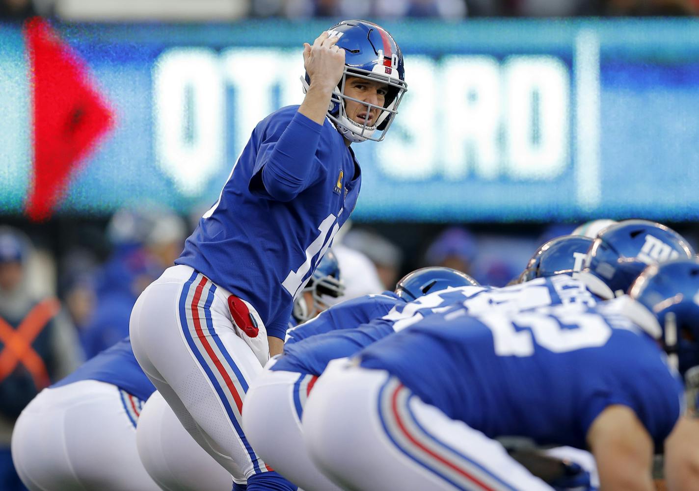 New York Giants quarterback Eli Manning (10) signals to teammates during the second half of an NFL football game against the Miami Dolphins, Sunday, Dec. 15, 2019, in East Rutherford, N.J. (AP Photo/Adam Hunger)