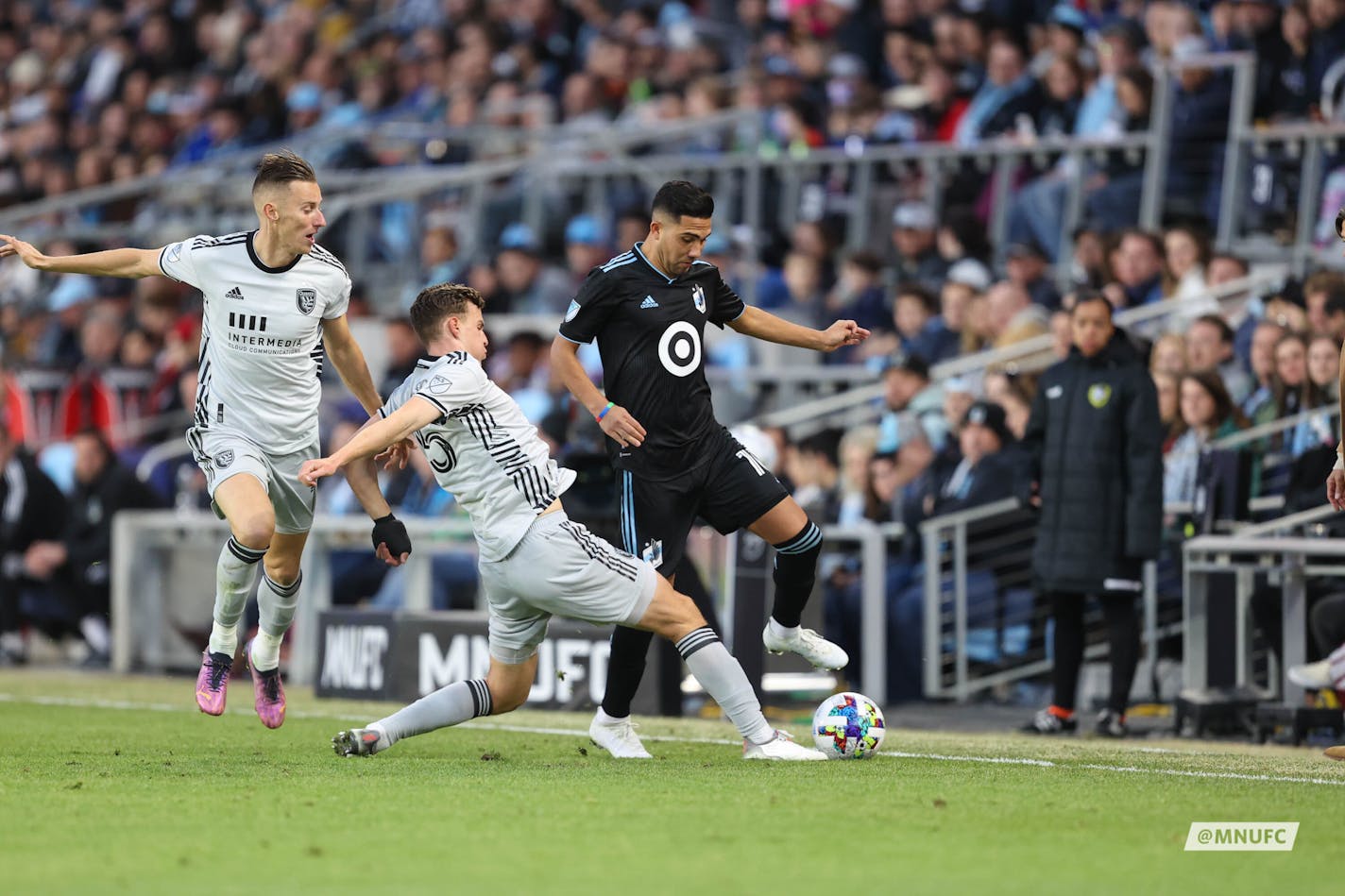 Minnesota United midfielder Emanuel Reynoso (10) dribbled the ball up the sideline during Saturday night's game vs. the San Jose Earthquakes in St. Paul.