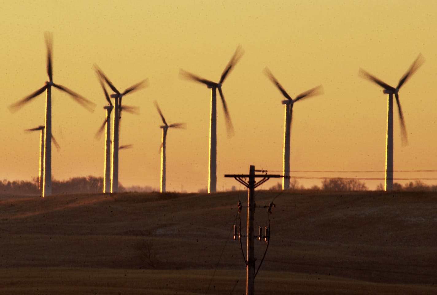 WEDNESDAY_11/12/03_Hendricks - - - - - - Wind generators turning atop the Buffalo Ridge between Hendrick and Lake Benton at sunrise. ORG XMIT: MIN2014060218205148