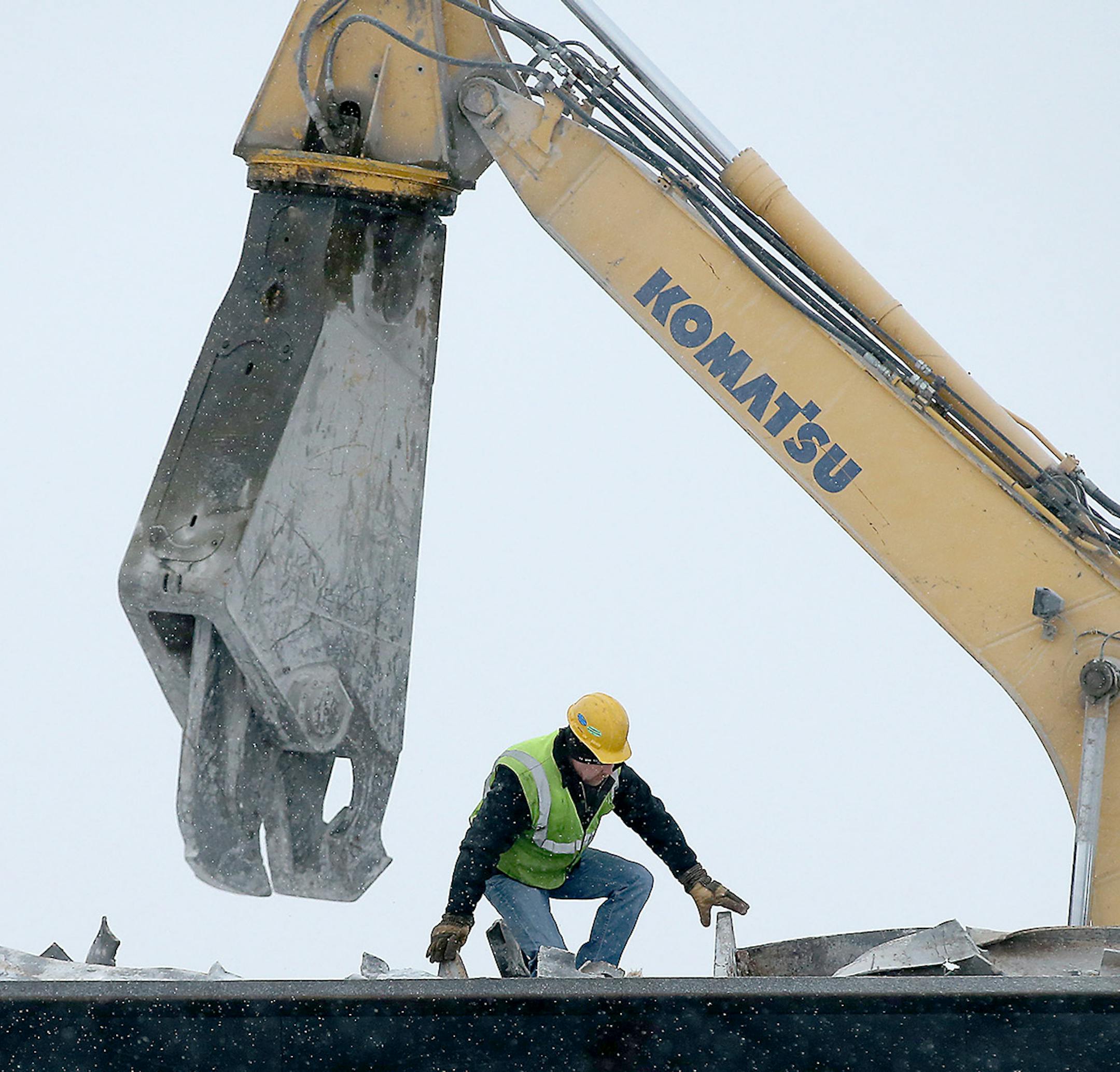 Construction crew worked on the demolition of the old State Farm headquarters, Tuesday, January 26, 2016 in Woodbury, MN. ] (ELIZABETH FLORES/STAR TRIBUNE) ELIZABETH FLORES • eflores@startribune.com