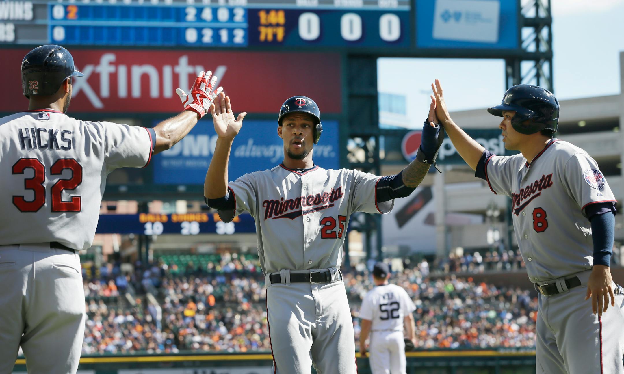 The Twins' Byron Buxton was congratulated by Aaron Hicks (32) and Kurt Suzuki after scoring in the second inning of a Sept. 27, 2015 game against the Tigers in Detroit.