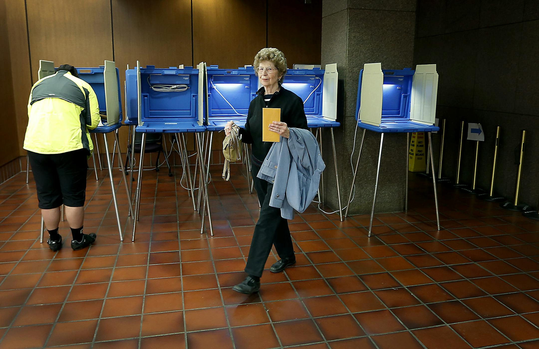 Mary Ellen Gallick made her way to turn in her ballot after voting at the absentee-voting polls at the Hennepin County Government Center, Thursday, October 23, 2014 in Minneapolis, MN. ] (ELIZABETH FLORES/STAR TRIBUNE) ELIZABETH FLORES &#x2022; eflores@startribune.com