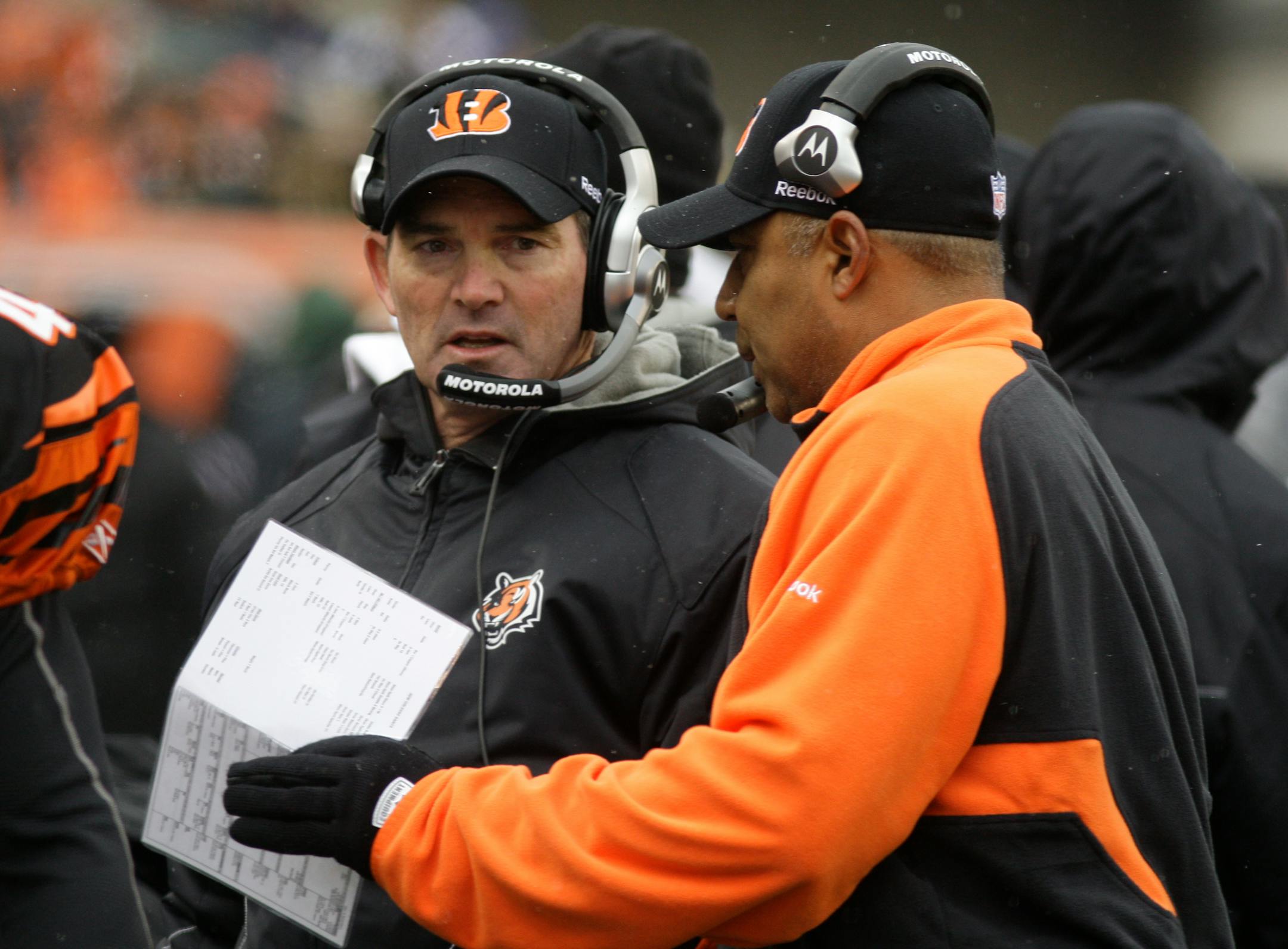 Cincinnati Bengals defensive coordinator Mike Zimmer, left, conferring with head coach Marvin Lewis, is scheduled to interview with Vikings ownership on Tuesday for the head-coaching position.