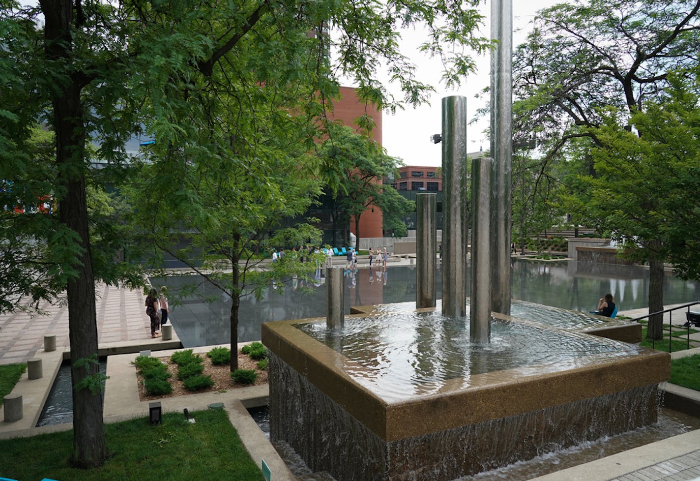 Before cleaning, the stainless steel tubular fountains looked like they were made of bronze.