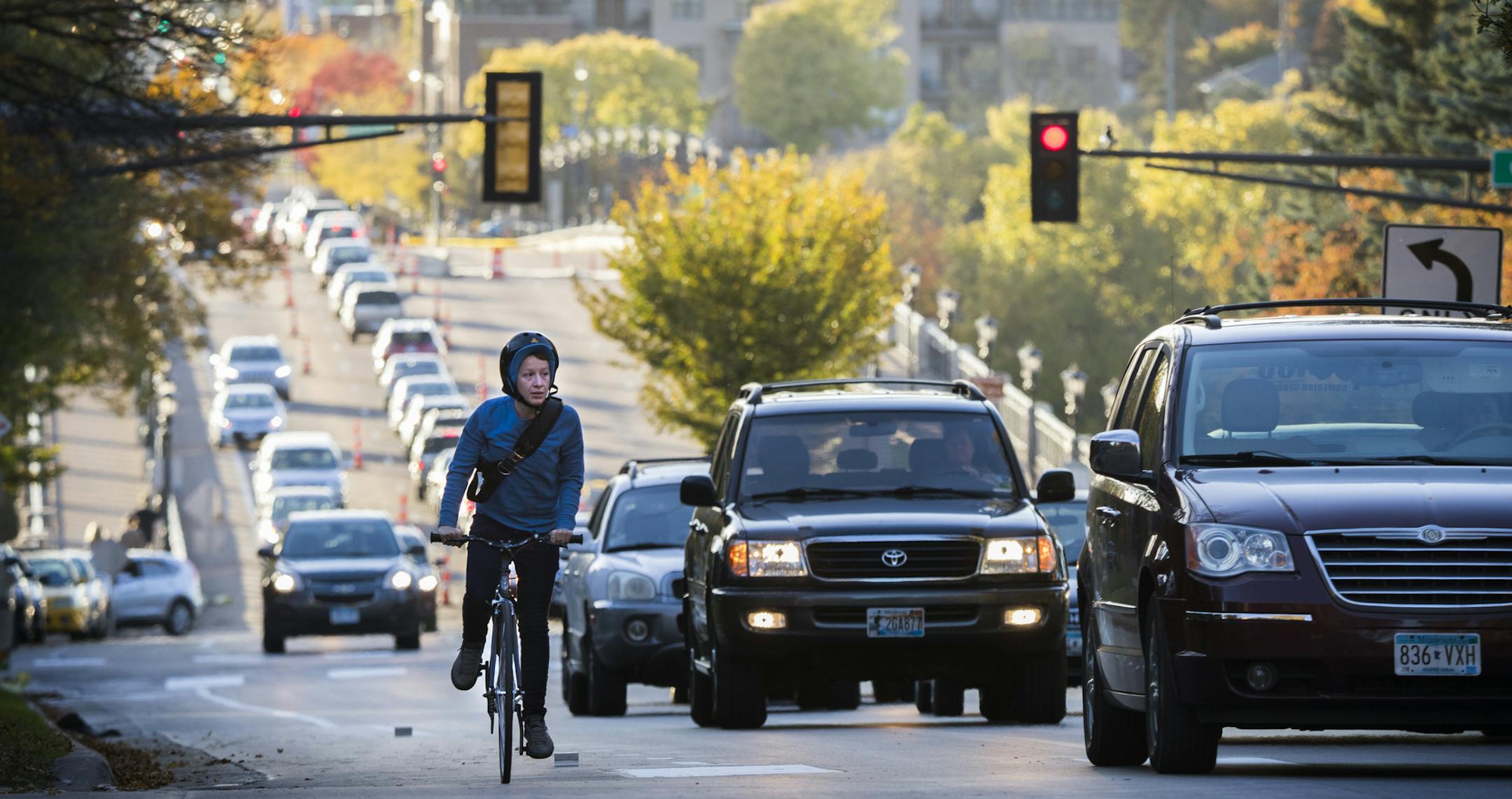 Cyclists and traffic move up Marshall Avenue eastbound in St. Paul during rush hour. ] LEILA NAVIDI ï leila.navidi@startribune.com BACKGROUND INFORMATION: Cyclists and traffic move up Marshall Avenue eastbound in St. Paul during rush hour on Tuesday, October 17, 2017. New bike lanes are cropping up around the Twin Cities, creating a divide between cyclists who feel safer riding in a lane and motorists, residents and business owners frustrated by lost space for driving and parking.