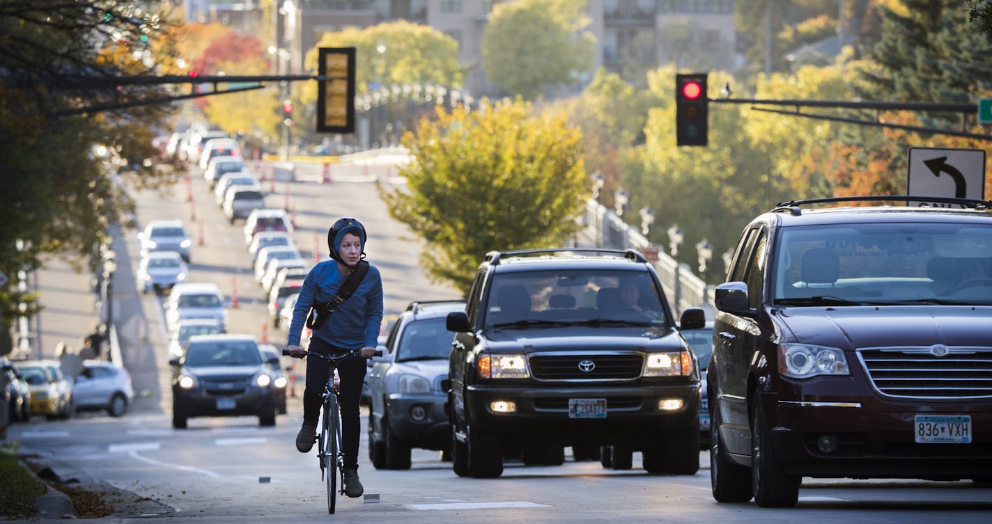 Cyclists and traffic move up Marshall Avenue eastbound in St. Paul during rush hour. ] LEILA NAVIDI &#xef; leila.navidi@startribune.com BACKGROUND INFORMATION: Cyclists and traffic move up Marshall Avenue eastbound in St. Paul during rush hour on Tuesday, October 17, 2017. New bike lanes are cropping up around the Twin Cities, creating a divide between cyclists who feel safer riding in a lane and motorists, residents and business owners frustrated by lost space for driving and parking.