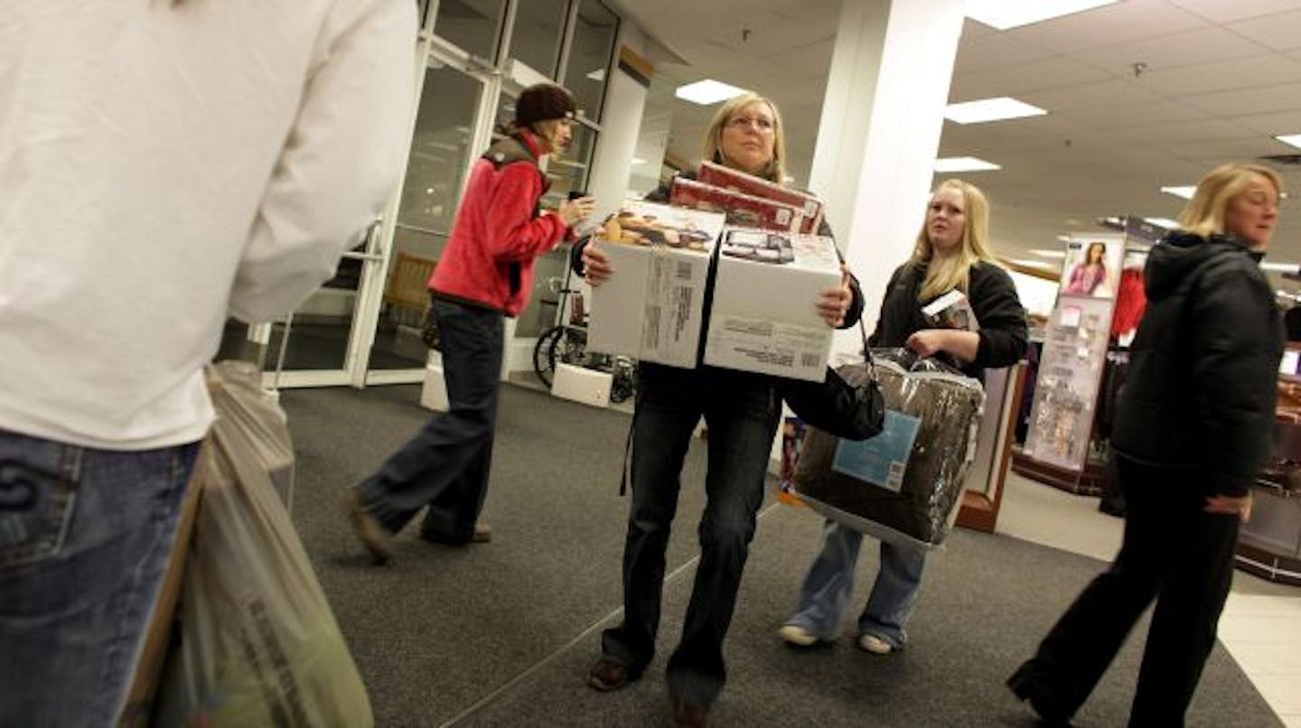 KYNDELL HARKNESS � kharkness@startribune.com 11/27/09SBlack Friday[A shopper tries to find the end of the line at Kohl's in Roseville early Friday morning.