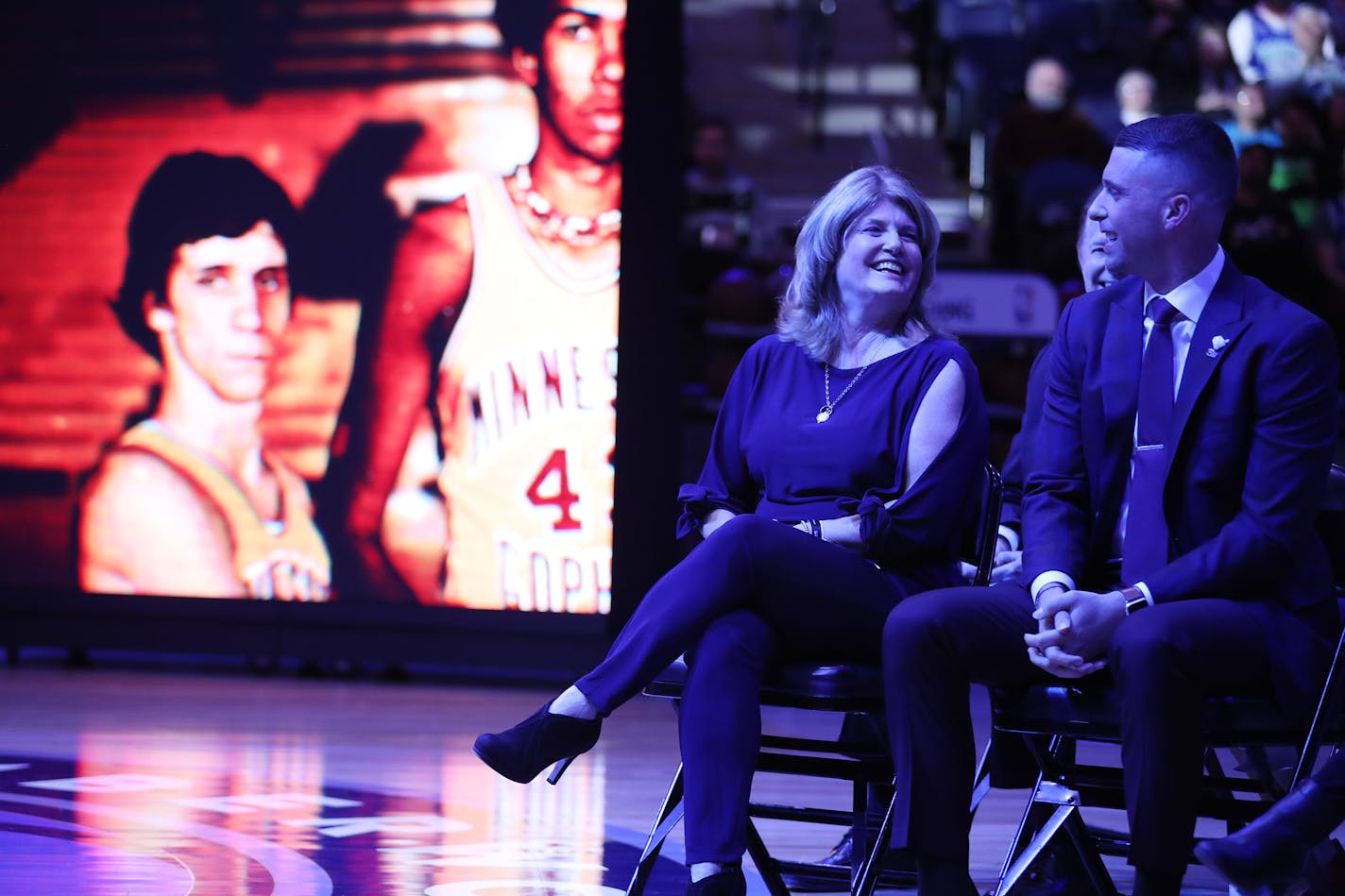 Debbie Saunders and son Ryan shared a laugh during a pregame ceremony honoring the late Flip Saunders in 2018. This weekend, a high school gym in his Ohio hometown was named in his honor.