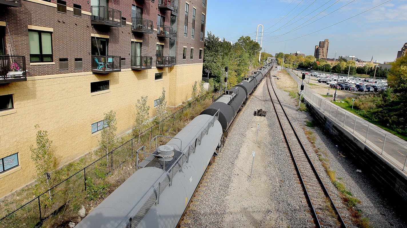 A train made its way along the tracks near downtown Minneapolis, MN, Tuesday, October 6, 2015. ] (ELIZABETH FLORES/STAR TRIBUNE) ELIZABETH FLORES &#x2022; eflores@startribune.com ORG XMIT: MIN1510061609041592