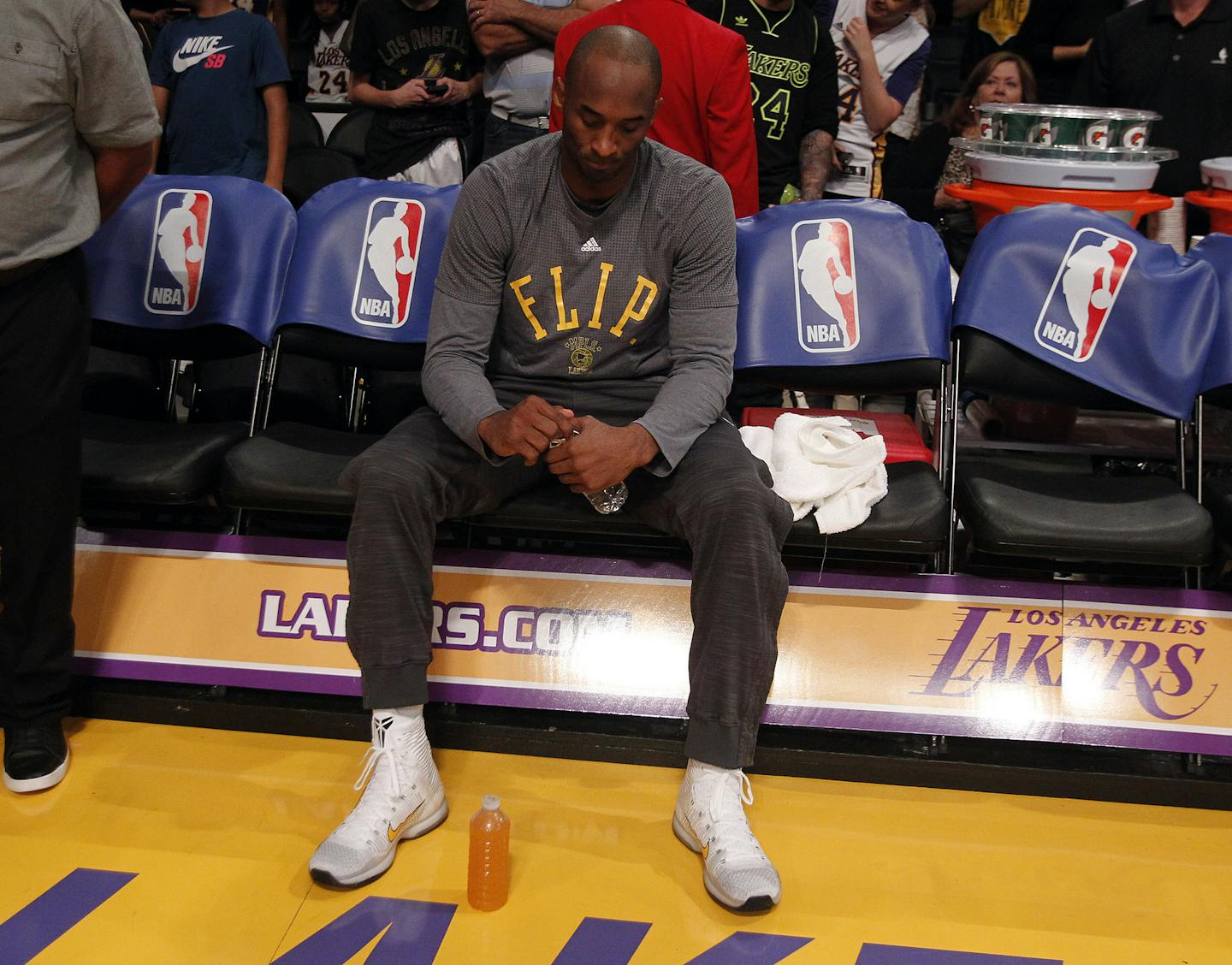 Los Angeles Lakers guard Kobe Bryant (24) sits on the bench during warmups before an NBA basketball game against the Los Angeles Lakers in Los Angeles, Wednesday, Oct. 28, 2015. (For the Star Tribune/Alex Gallardo) ORG XMIT: 349911 wolf102915 13