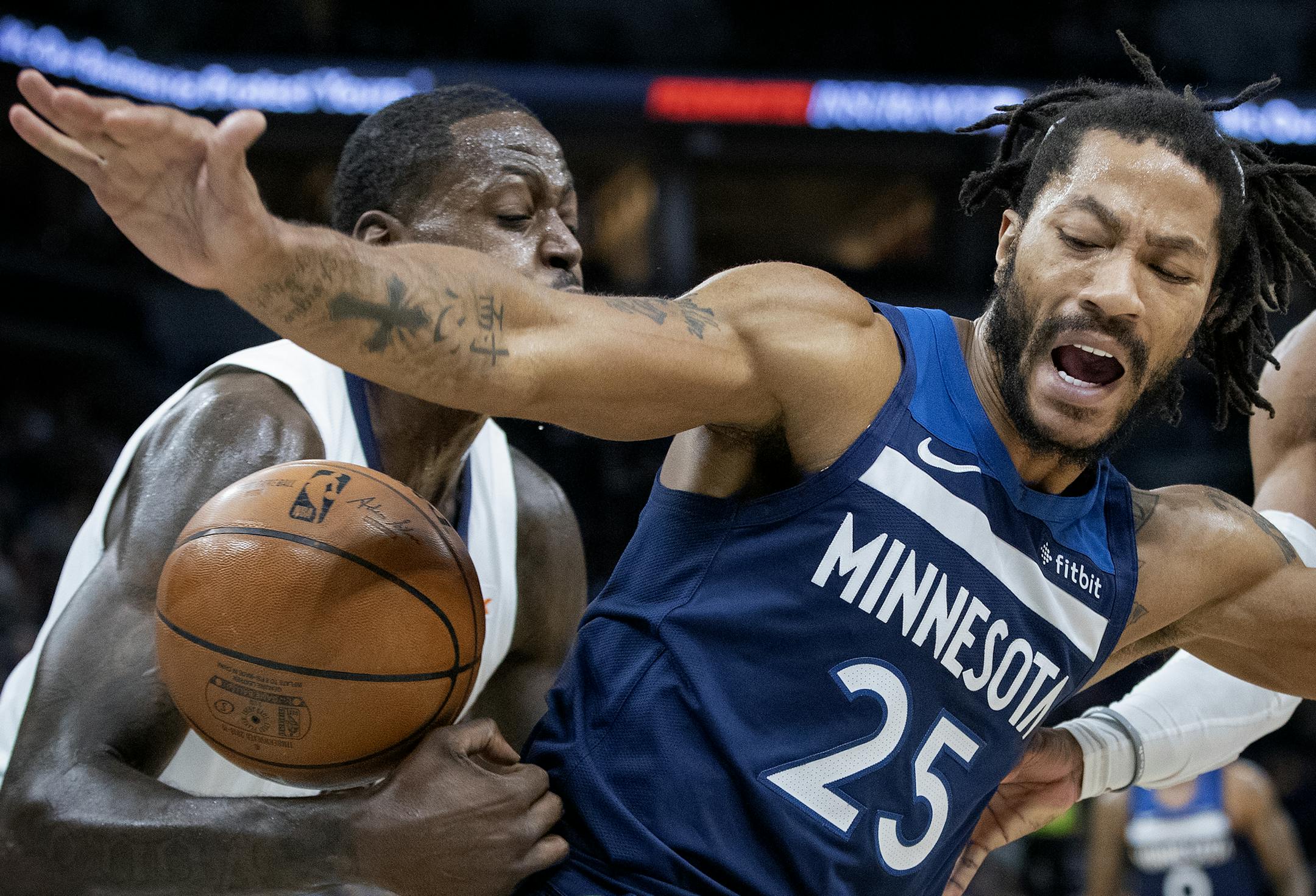 JaMychal Green (0) stripped the ball from Derrick Rose (25) in the second quarter. ] CARLOS GONZALEZ ï cgonzalez@startribune.com - November 18, 2018, Minneapolis, MN, Target Center, NBA, Basketball, Minnesota Timberwolves vs. Memphis Grizzlies