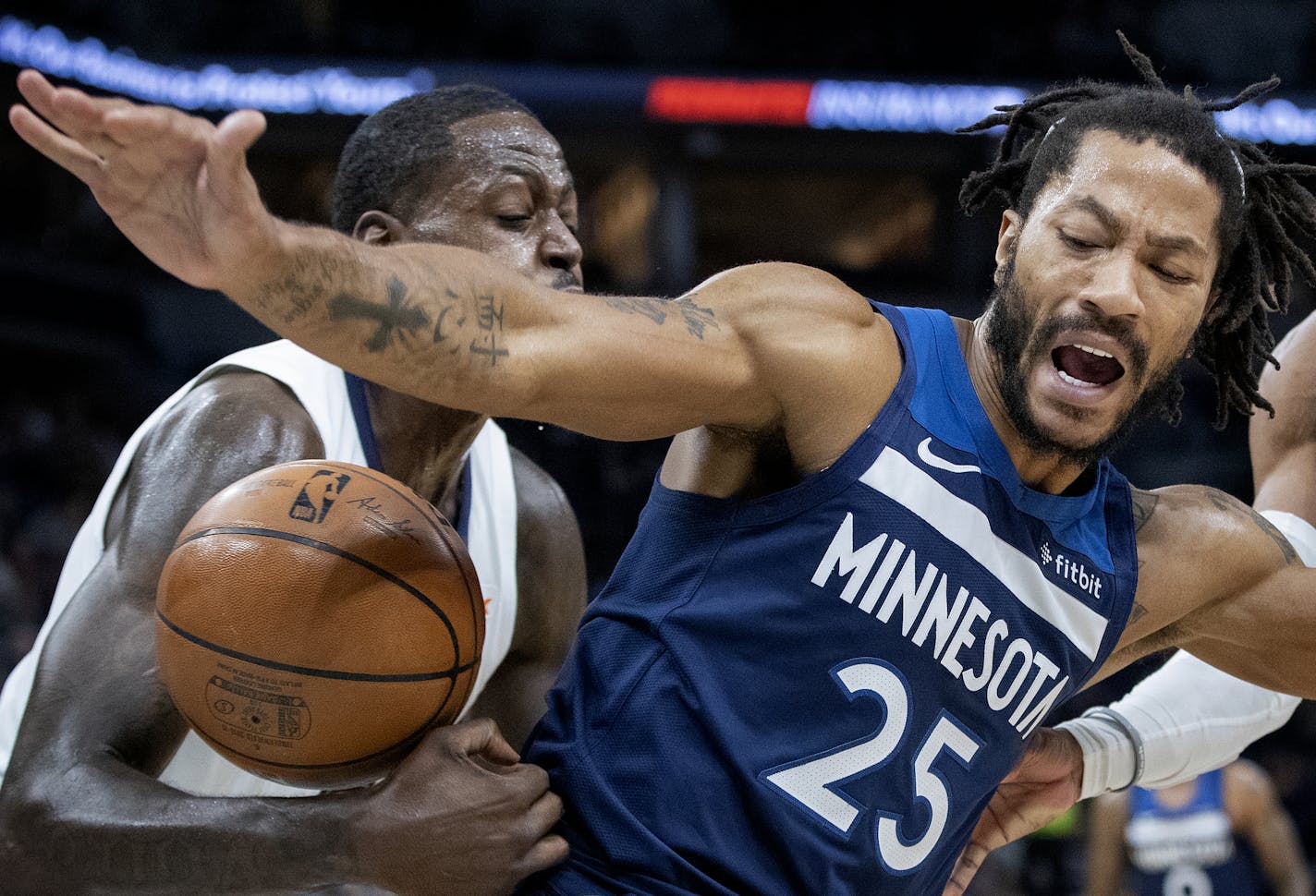 JaMychal Green (0) stripped the ball from Derrick Rose (25) in the second quarter. ] CARLOS GONZALEZ &#xef; cgonzalez@startribune.com - November 18, 2018, Minneapolis, MN, Target Center, NBA, Basketball, Minnesota Timberwolves vs. Memphis Grizzlies