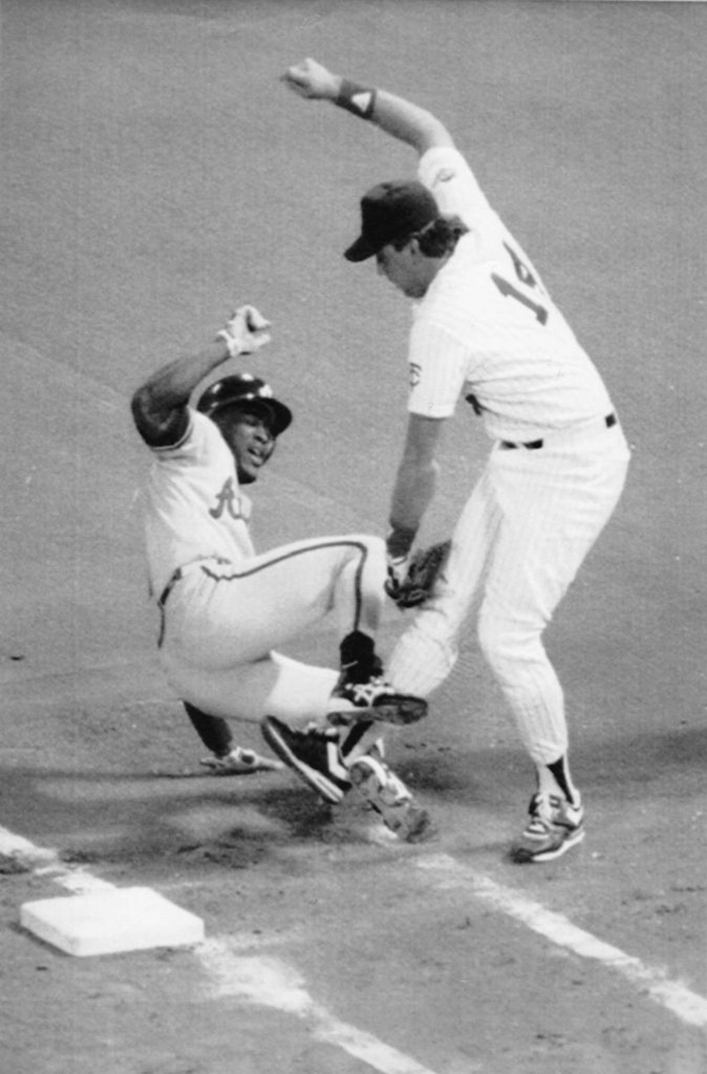 Twins first baseman Kent Hrbek (right) tagged out the Braves' Ron Gant in a controversial play in the 1991 World Series.