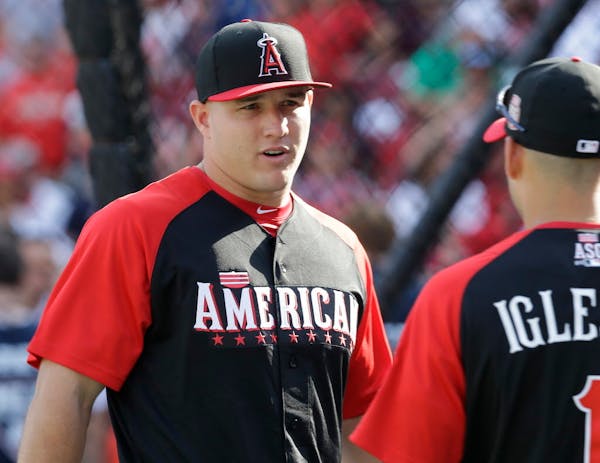 American League's Mike Trout, of the Los Angeles Angels, talks with Jose Iglesias, of the Detroit Tigers, during batting practice for the MLB All-Star