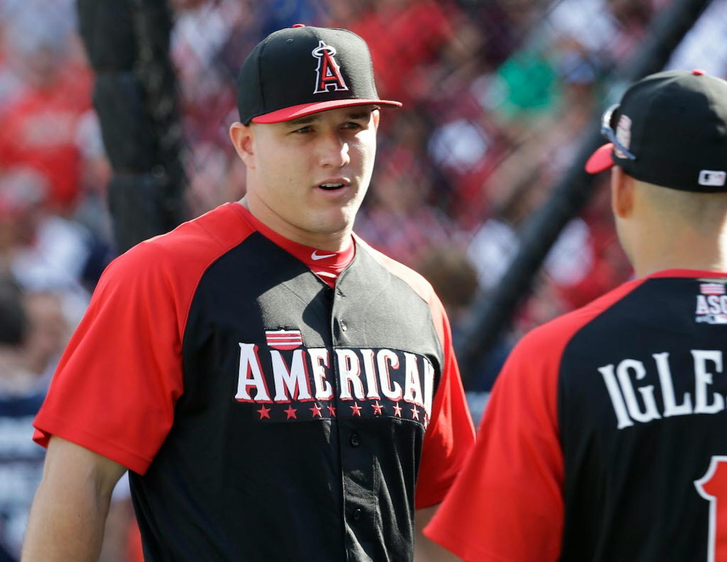 American League's Mike Trout, of the Los Angeles Angels, talks with Jose Iglesias, of the Detroit Tigers, during batting practice for the MLB All-Star baseball game, Monday, July 13, 2015, in Cincinnati. (AP Photo/Jeff Roberson)