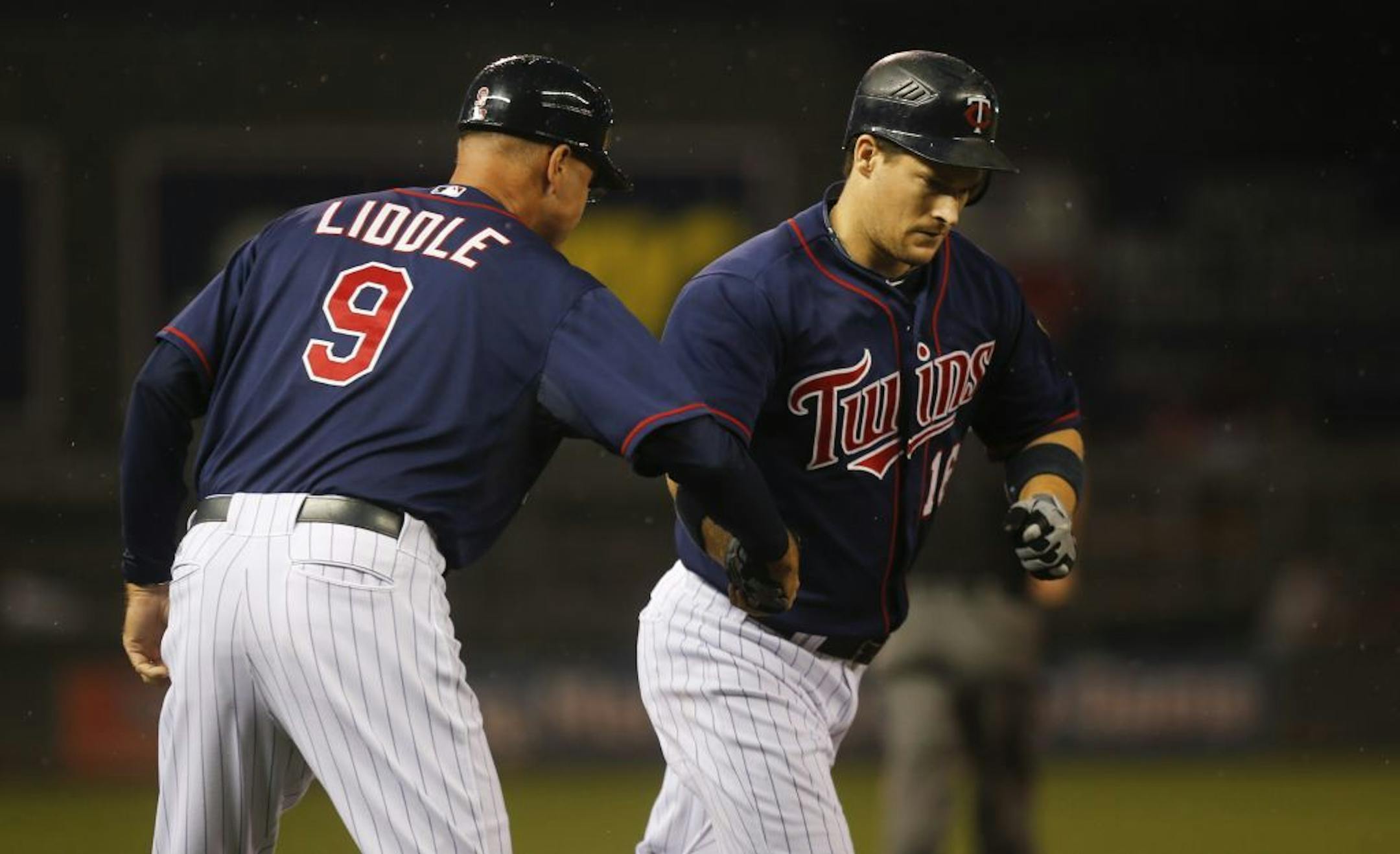 Twins Josh Willingham shook hands with Steve Liddle.