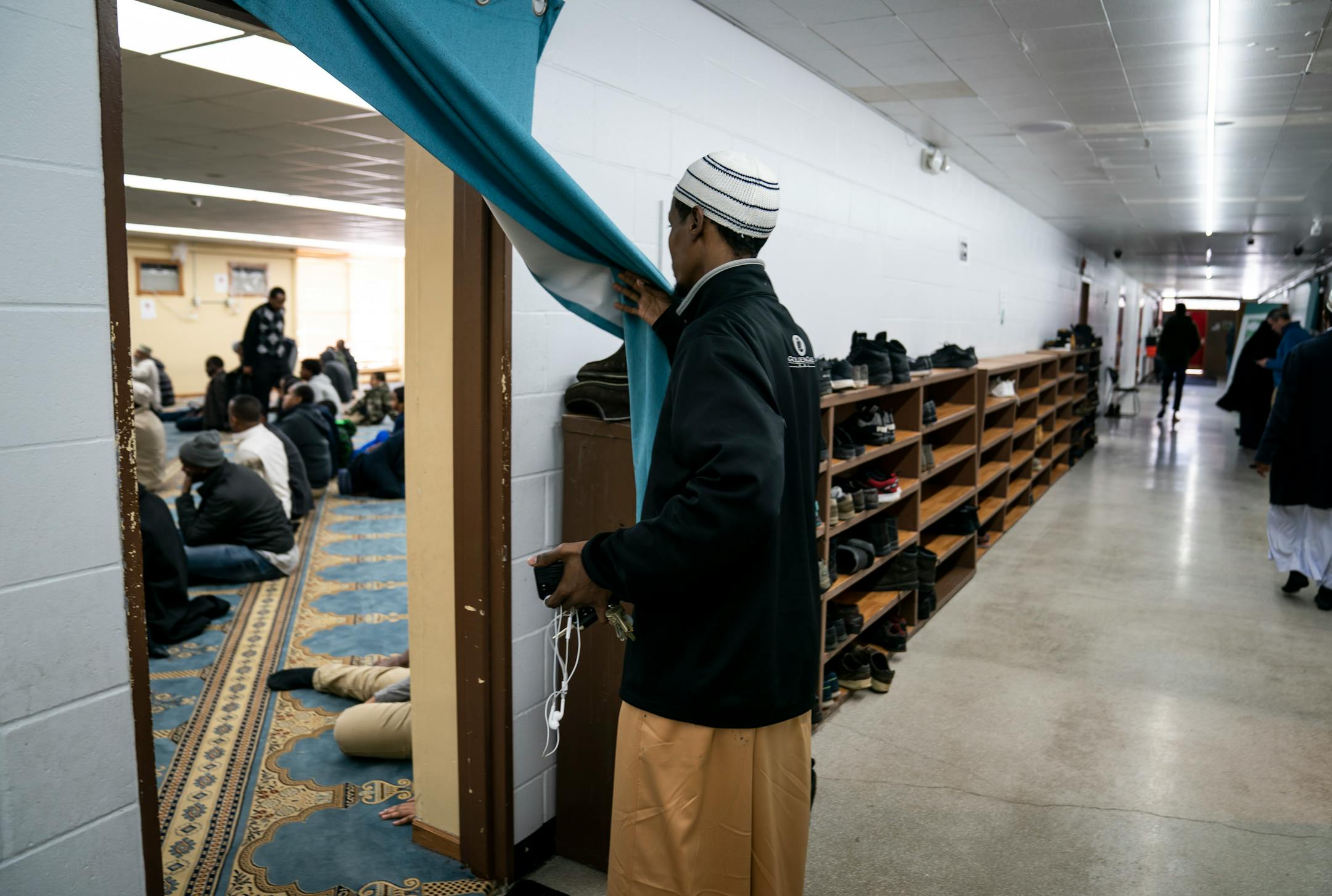 Men arrived for Friday prayer at Dar Al-Farooq Islamic Center in Bloomington, Minn., on Friday, March 15, 2019. ] RENEE JONES SCHNEIDER ¥ renee.jones@startribune.com