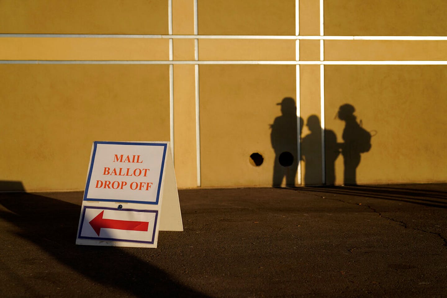 People waited outside a polling place on Election Day in Las Vegas. Nevada election law stipulates that in order to register to vote, an individual must have been a resident for 30 days preceding an election, but does not specify how long an already registered voter must be physically present in the state in order to participate in an election.