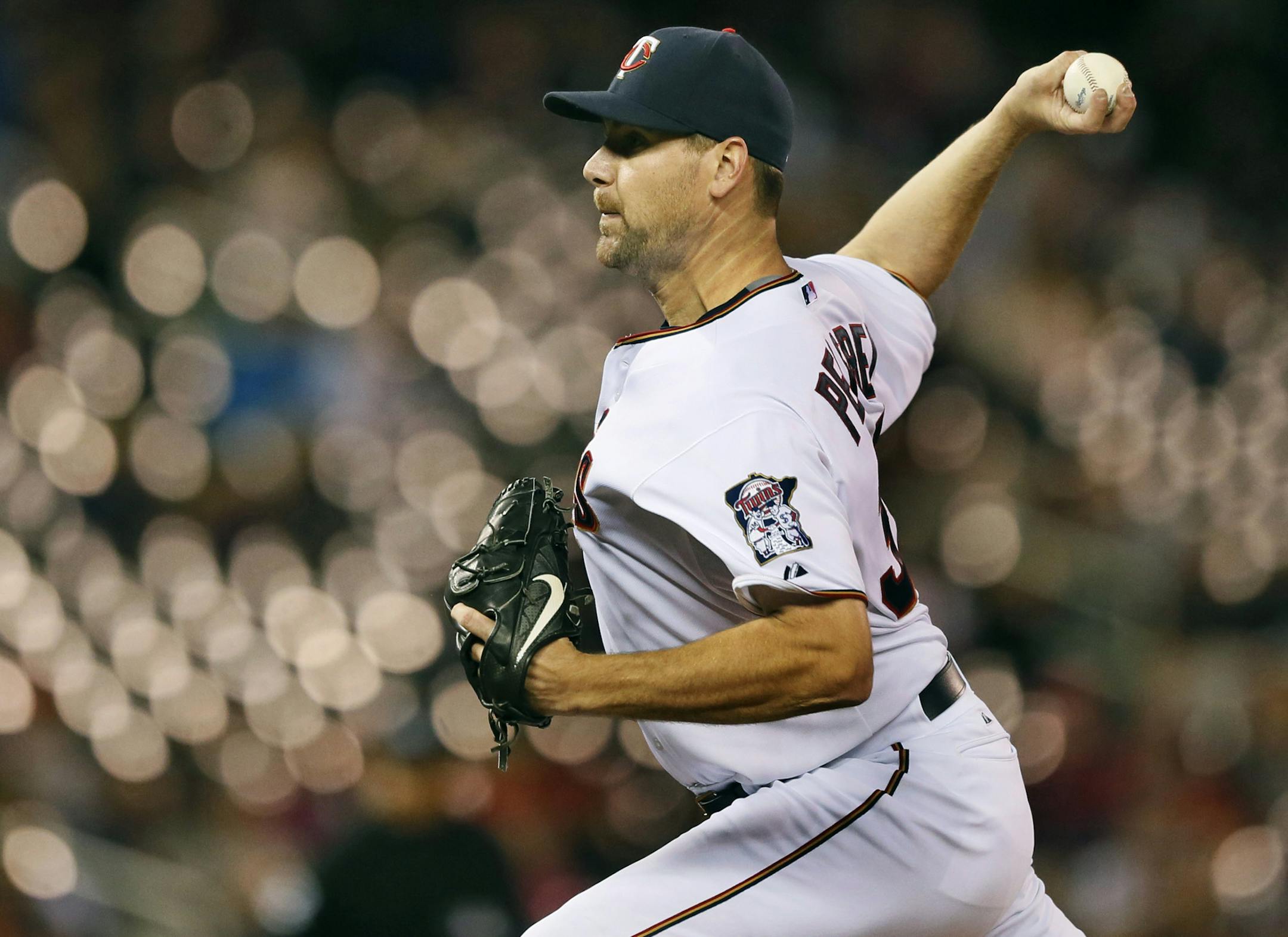 Minnesota Twins starting pitcher Mike Pelfrey (37) threw a pitch in the fifth inning Tuesday April 28, 2015 in Minneapolis, Minnesota at Target Field . Minnesota Twins hosted the Detroit Tigers at Target Field.] Jerry Holt/ Jerry.Holt@Startribune.com