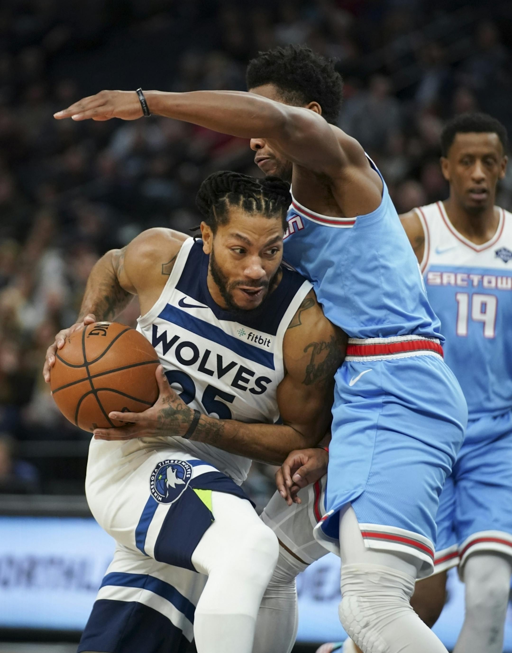 Minnesota Timberwolves guard Derrick Rose (25) drove into Sacramento Kings guard Yogi Ferrell (3) on his way to the hoop in the first quarter.