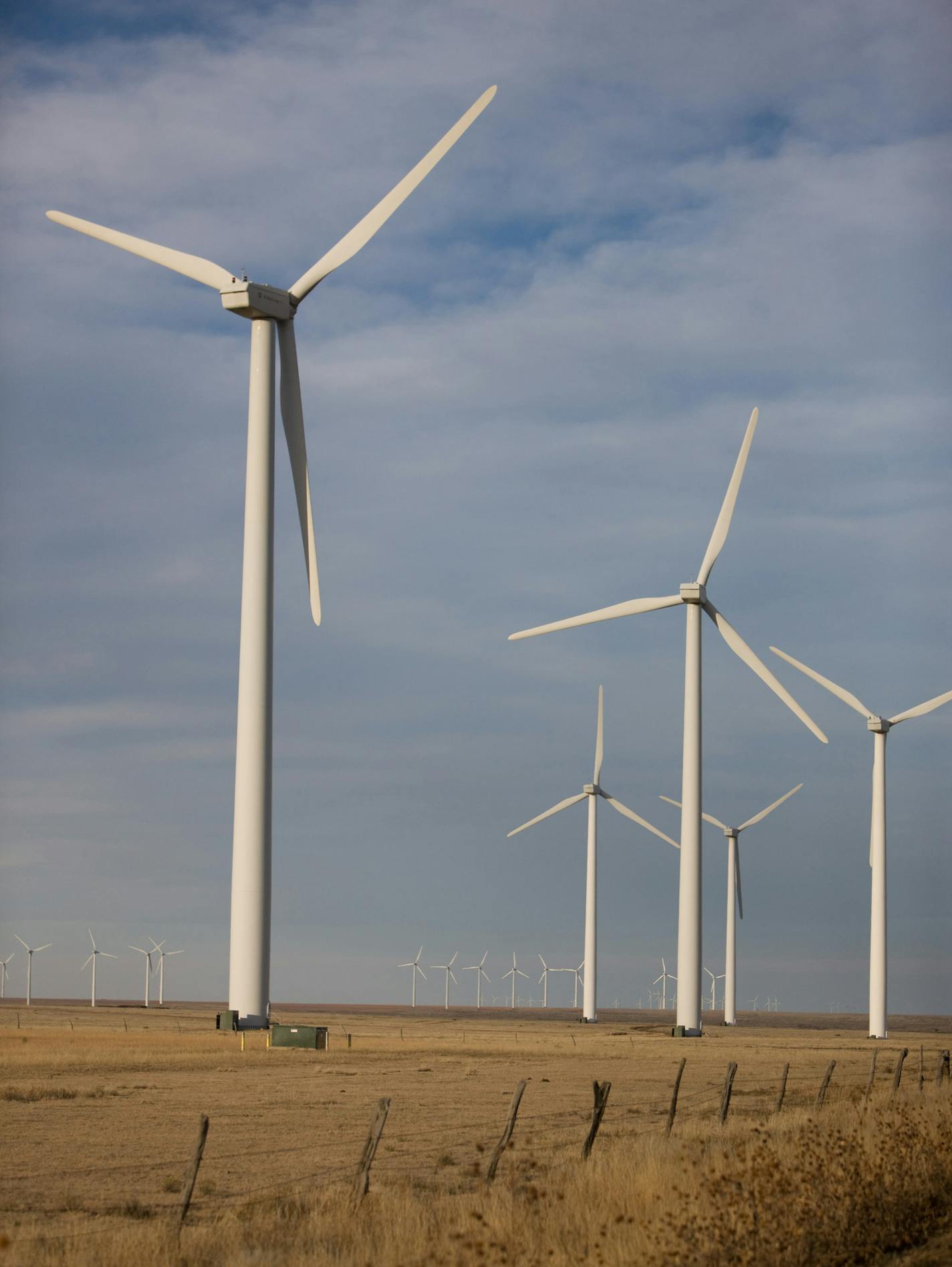 1.5 Megawatt wind turbines sit in a field at sunrise just south of Lamar, Colorado, U.S., on Friday, Nov. 6, 2009. The 162 megawatt (MW) Colorado Green Wind Power Project is a jointly owned by Iberdrola Renewables and Shell WindEnergy. Power produced at the facility is being purchased by Xcel Energy to serve its Colorado based customers. Photographer: Matthew Staver/Bloomberg ORG XMIT: 92913432