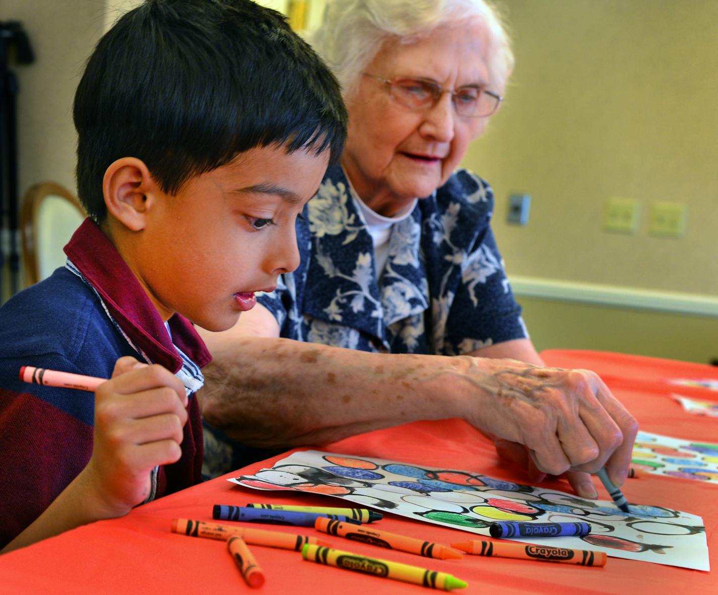 Navan Al-Mamun 6 years and Irene Garry 85 years old worked on coloring in his circle drawing] Art Across the Ages is an Intergenerational art class with seniors and kids working together at the The Commons on Marice in Eagan. It's a bonding experience for young and old which helps children learn about the aging process. Richard.Sennott@startribune.com Richard Sennott/Star Tribune Eagan Minn. Thursday 6/12/2014) ** (cq)