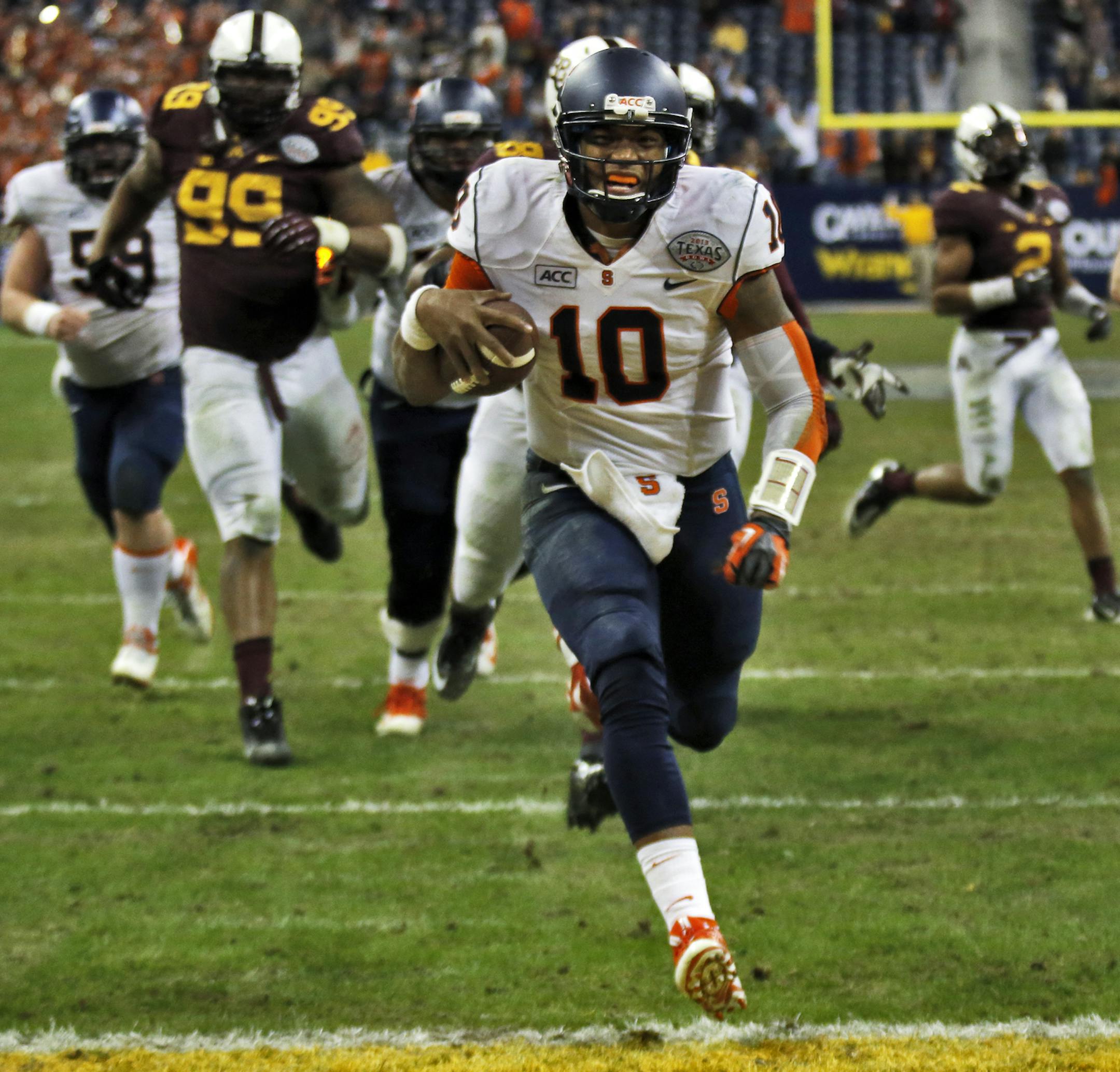 Minnesota Gophers vs. Syracuse Orange in Texas Bowl. Syracuse won 21-17. Syracuse quarterback Terrel Hunt skipped into the end zone on a keeper up the middle for the come-from-behind winning touchdown late in the game. (MARLIN LEVISON/STARTRIBUNE(mlevison@startribune.com)