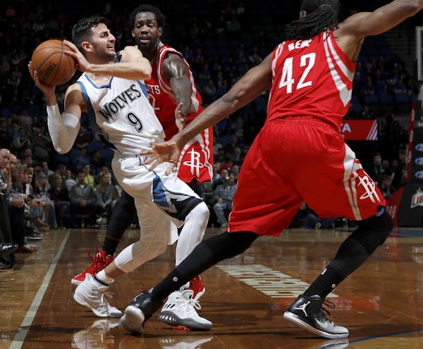 Ricky Rubio (9) looked for a teammate to pass in the ball to in the second quarter. ] CARLOS GONZALEZ cgonzalez@startribune.com - January 11, 2017, Mi