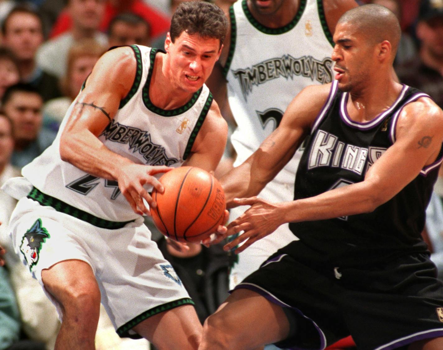 Tom Gugliotta, left, and Corliss Williamson fought for control of the ball