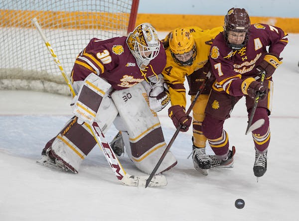 Minnesota Duluth goaltender Emma Soderberg, above last year in an NCAA quarterfinal against the Gophers, tried to keep the puck away from Audrey Wethi