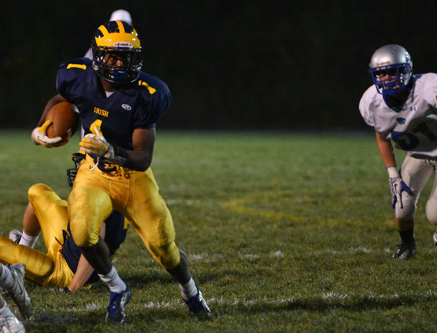 Rosemount junior Dimitri Wiliams runs the ball in the first half against Eagan Friday, September 27 at Rosemount. ] (SPECIAL TO THE STAR TRIBUNE/BRE McGEE) **Dimitri Williams (center, blue, 1)