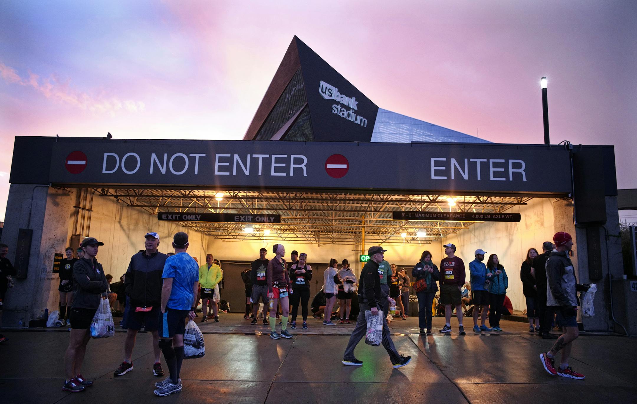 The morning was blessed with beautiful light.] Twin Cities Marathon. Starts at U.S. Bank Stadium, ends at the Capital. 10 mile race is similar. Richard Tsong-Taatarii/Richard.tsong-taatarii@startribune.com
