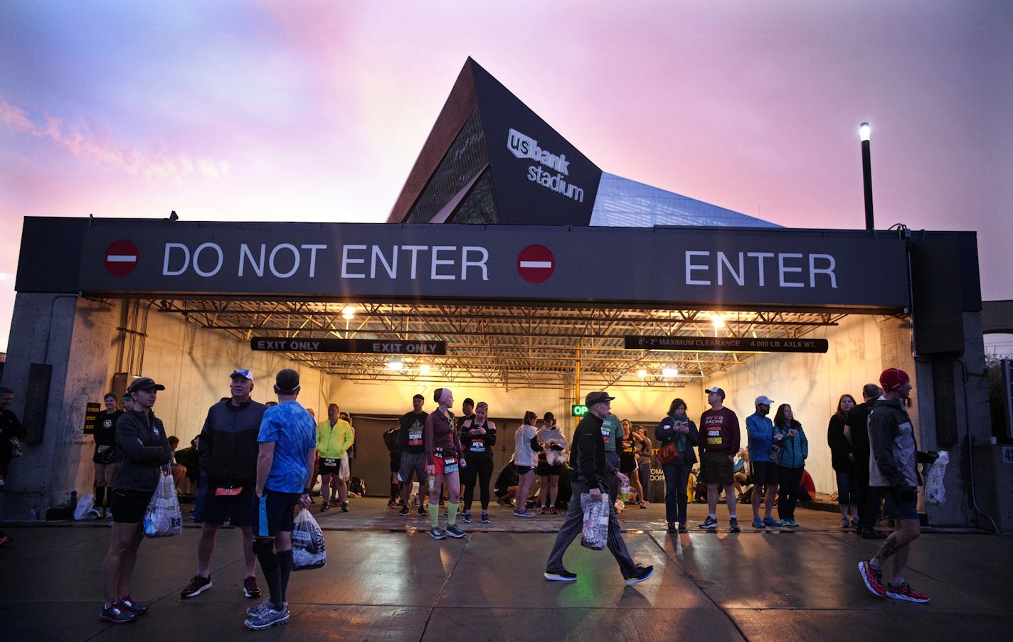 The morning was blessed with beautiful light.] Twin Cities Marathon. Starts at U.S. Bank Stadium, ends at the Capital. 10 mile race is similar. Richard Tsong-Taatarii/Richard.tsong-taatarii@startribune.com