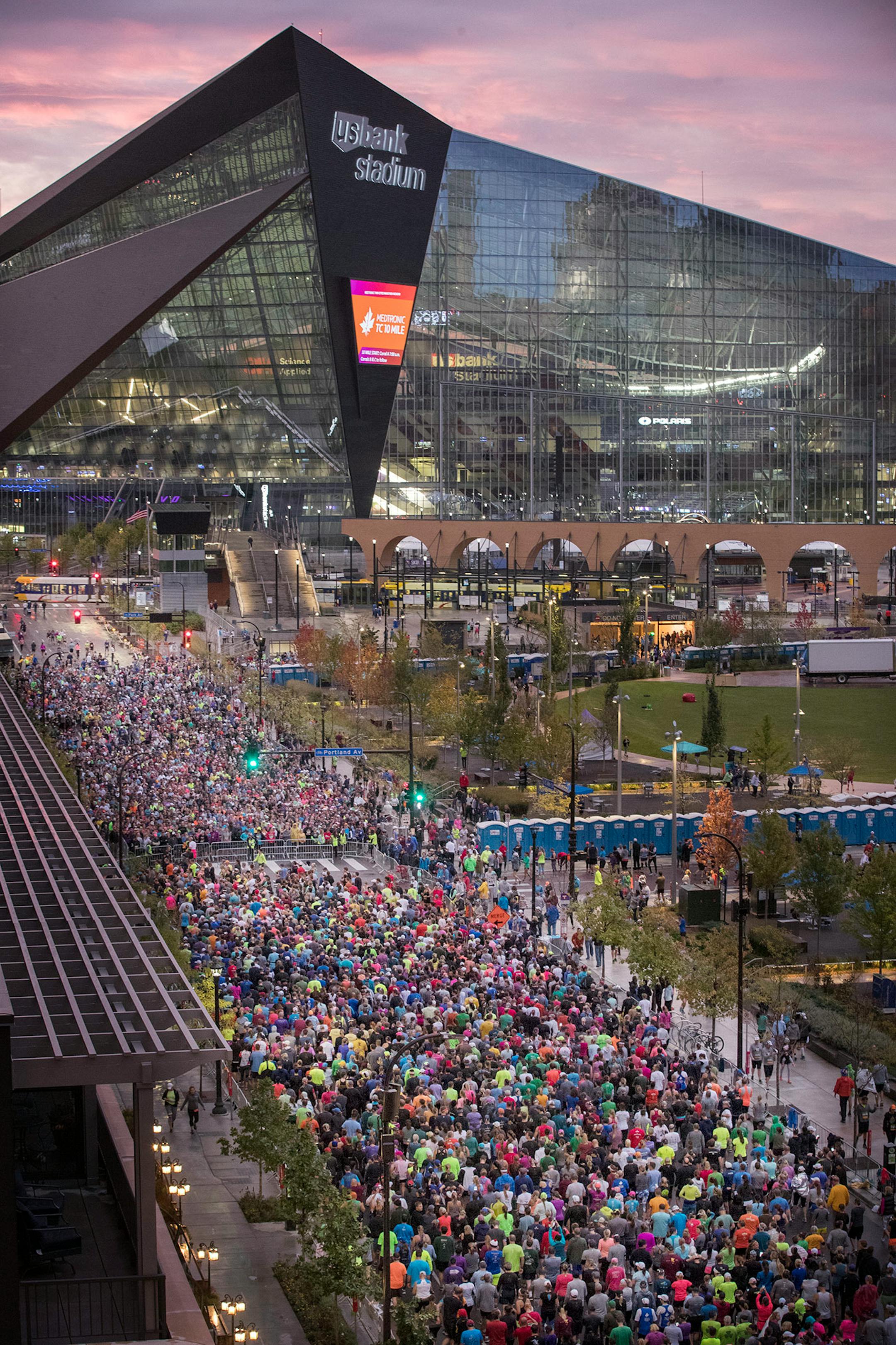Runners make there wary to the start line for the 10K race at the U.S. Bank Stadium Sunday October 1,2017 in Minneapolis, MN. ] JERRY HOLT ï jerry.holt@startribune.com Jerry Holt