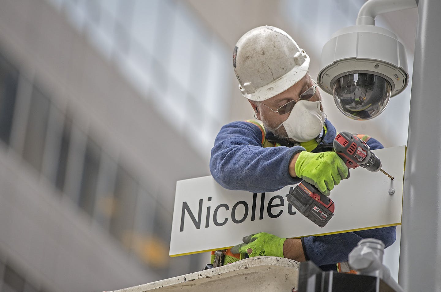 Jason Gehrke, cq, of Albrecht Signs, installed new signs at 8th and Nicollet along the Nicollet Mall, Friday, October 13, 2017 in Minneapolis, MN. ] ELIZABETH FLORES &#xef; liz.flores@startribune.com