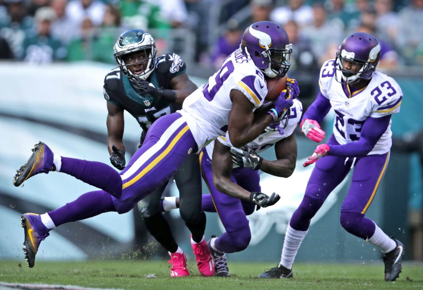 It was a crazy first half with neither team wanting to score. Here Vikings Xavier Rhodes picks off a Carson Wentz pass intended for Nelson Agholor in the 1st half. ] Minnesota Vikings @ Philadelphia Eagles, Lincoln Financial Field. brian.peterson@startribune.com
Philadelphia, PA 10/23/16 ORG XMIT: MIN1610231550110046