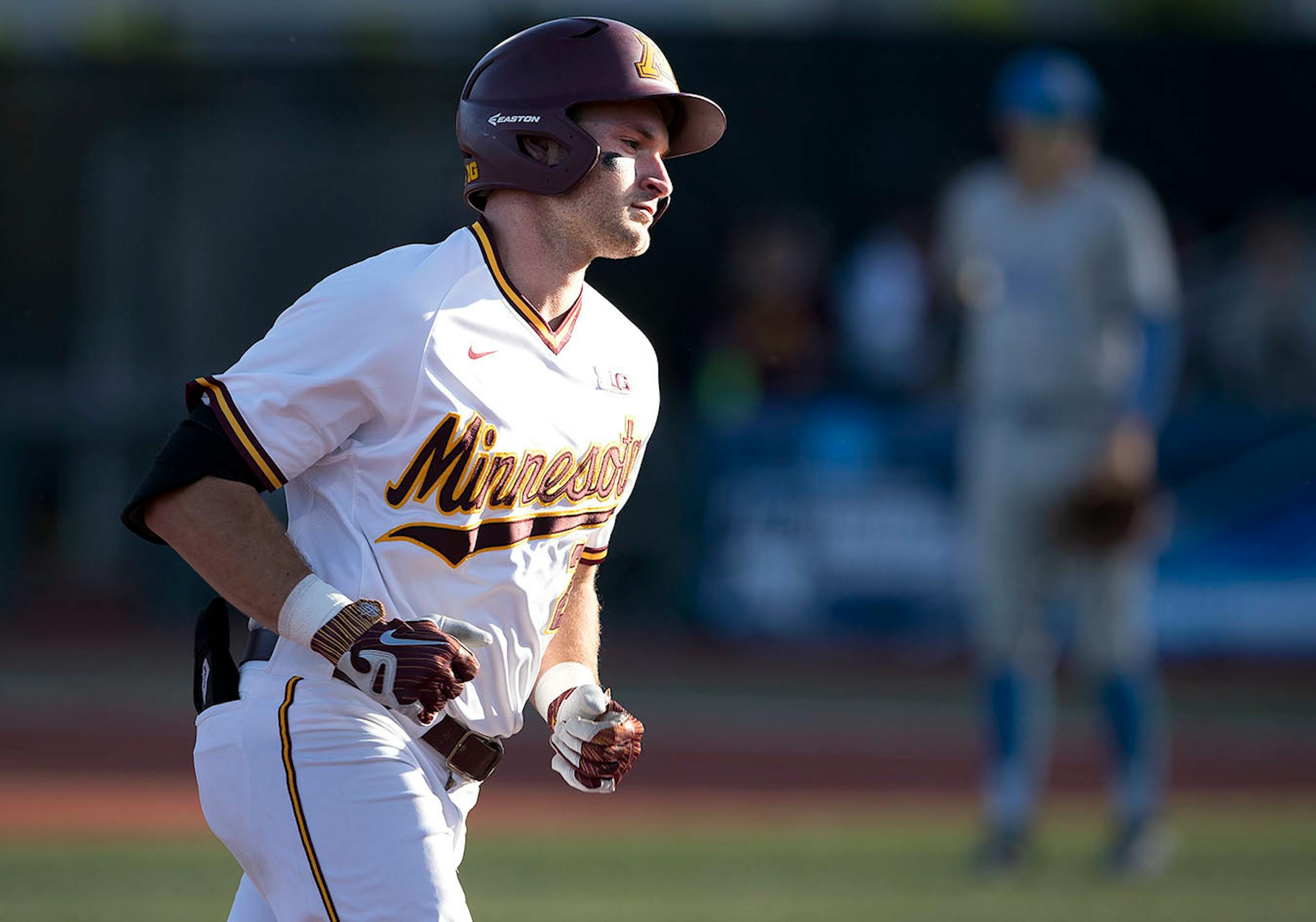Toby Hanson (20) rounded the bases after hitting a three-run home run in the second inning of Sunday's 13-8 victory over UCLA.