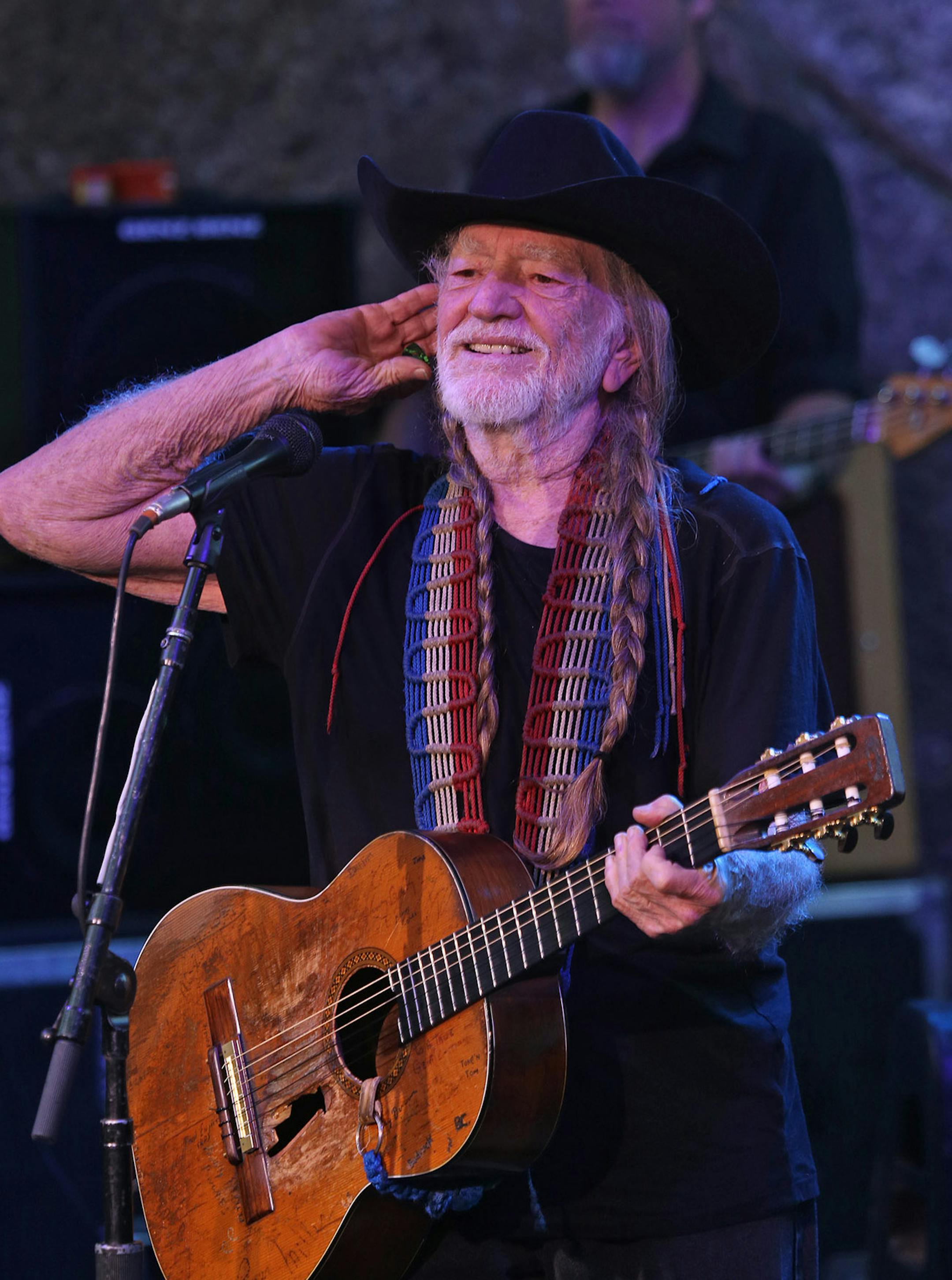 The Willie Nelson and Family played the Weesner Family Amphitheater, Apple Valley, MN, at the Minnesota Zoo Tuesday night to a sold-out crowd braving the 90 plus heat. Willie looks for some Audience participation during his third song. ] TOM WALLACE tom.wallace@startribune.com ASSIGNMENT #20029772A SLUG/SAXO# 557073 willie 071713 EXTRA INFORMATION: review of Willie Nelson, 80, in his debut at MN Zoo