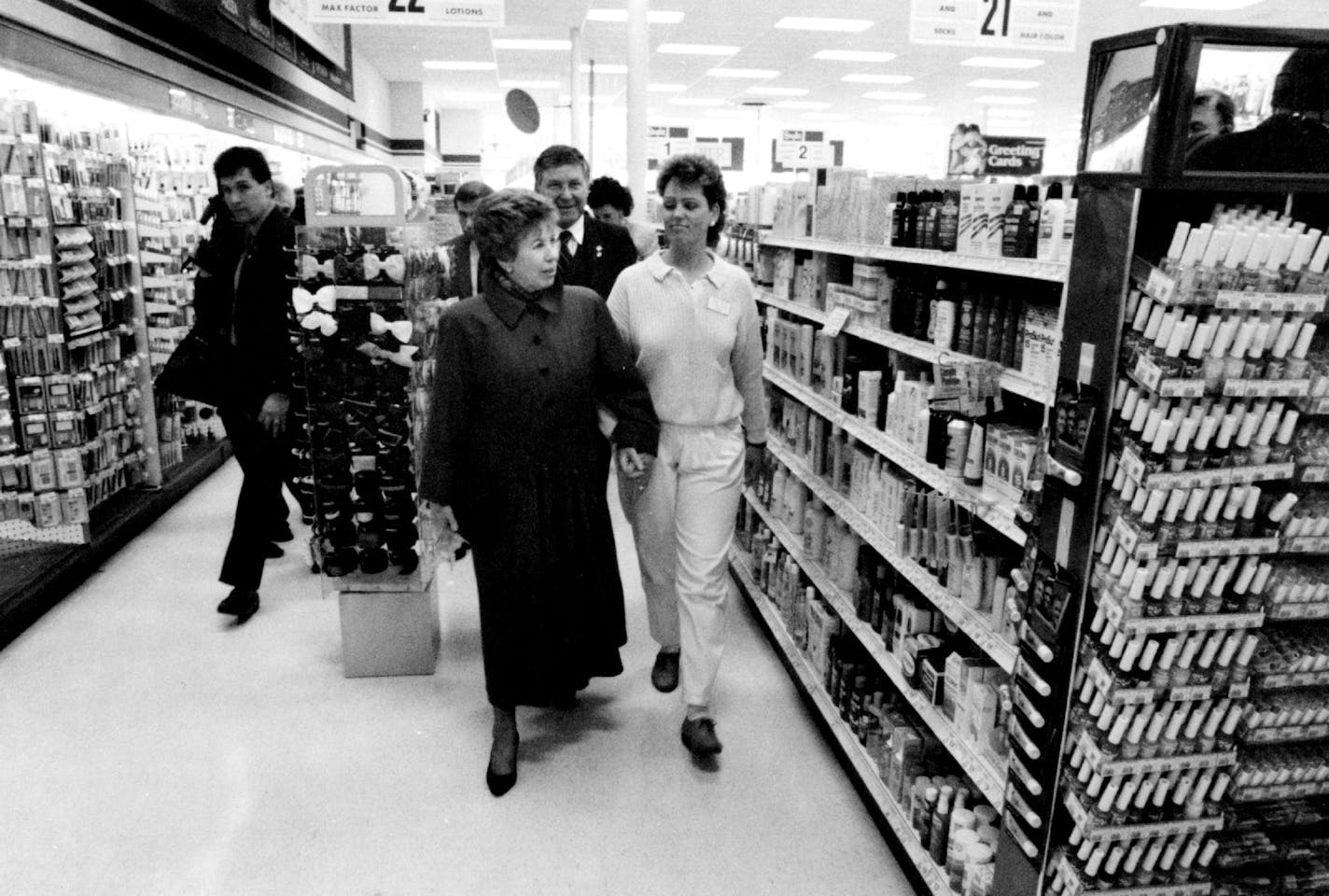 June 3, 1990 Raisa touring Snyder Drugs at 46th & Nicolett, Gorbachev, Mikhail - Minnesota Visits. Pool