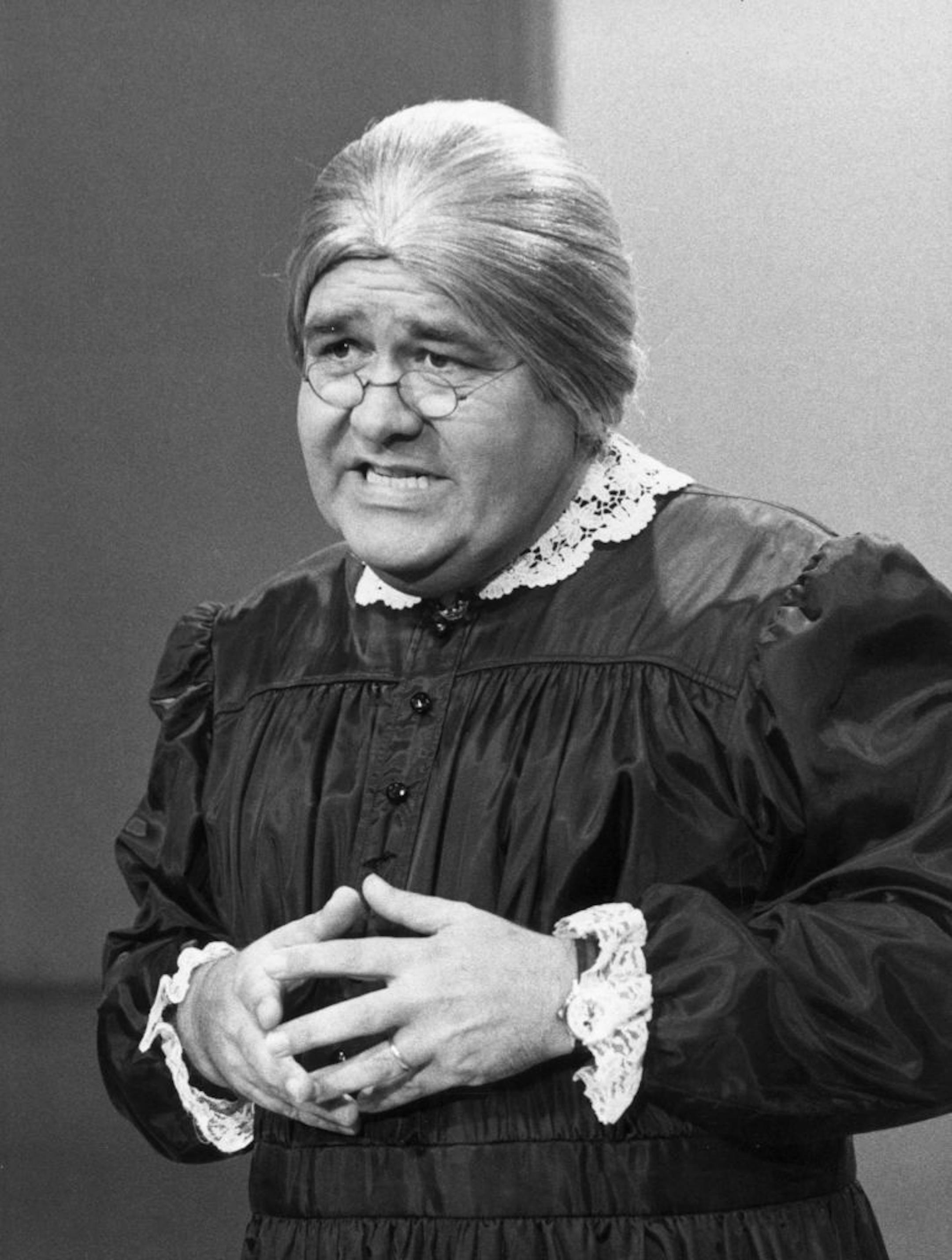 Jonathan Winters, comedian, portrays Maude Frickett on "The Dean Martin Show" in 1971. File photo.