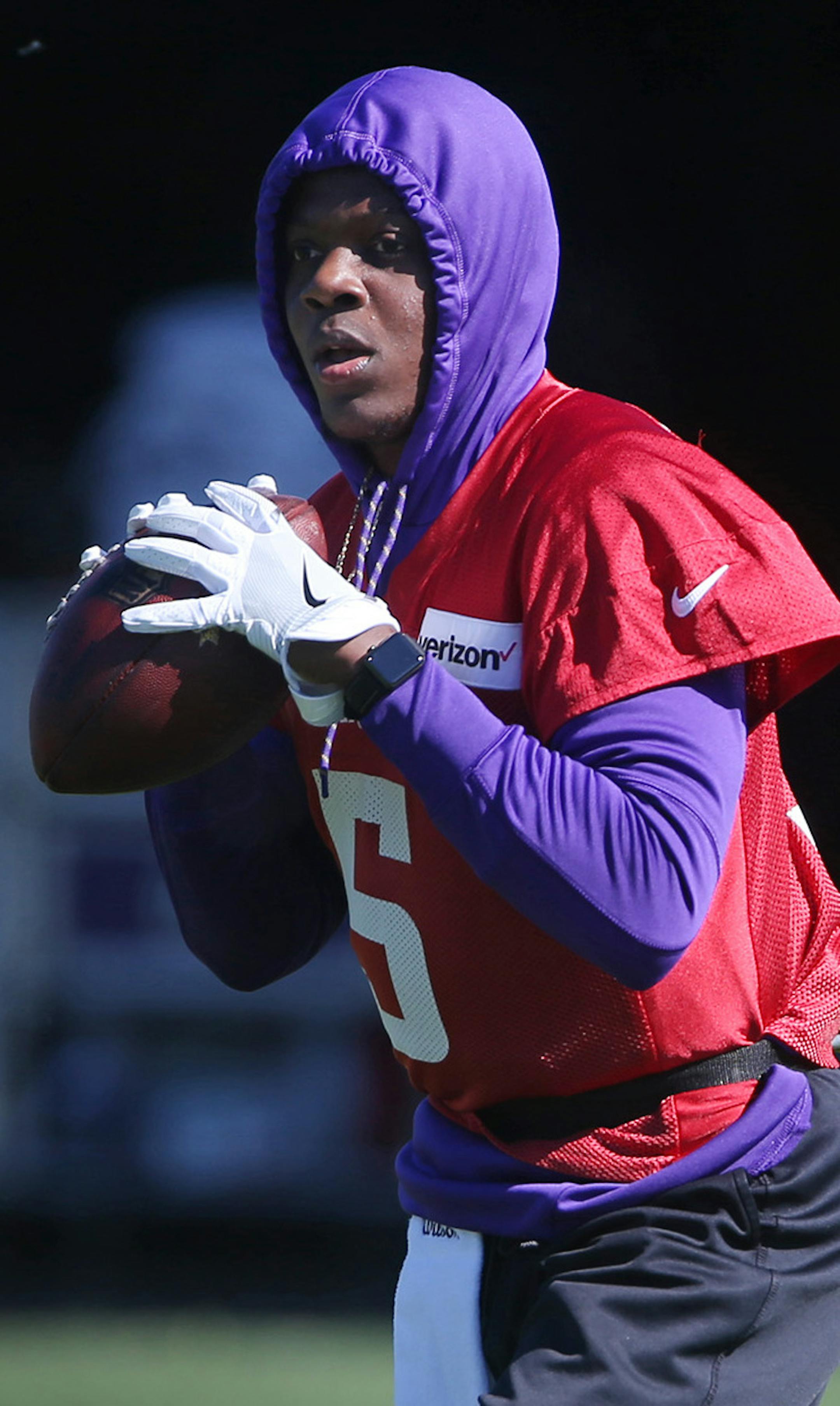 Minnesota Vikings quarterback Teddy Bridgewater worked on drills with trainer Tom Hunkele Wednesday May 31,2017 in Eden Prairie, MN. ] JERRY HOLT ï jerry.holt@startribune.com